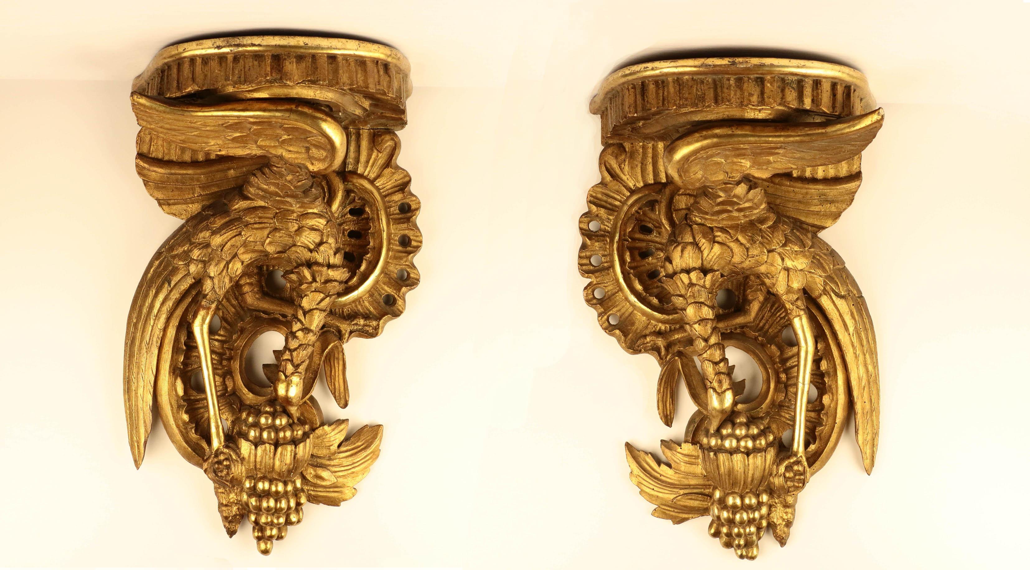 Pair of Antique French  Rococo Style giltwood Brackets Carved with Ho Ho Birds In Good Condition For Sale In Montreal, QC