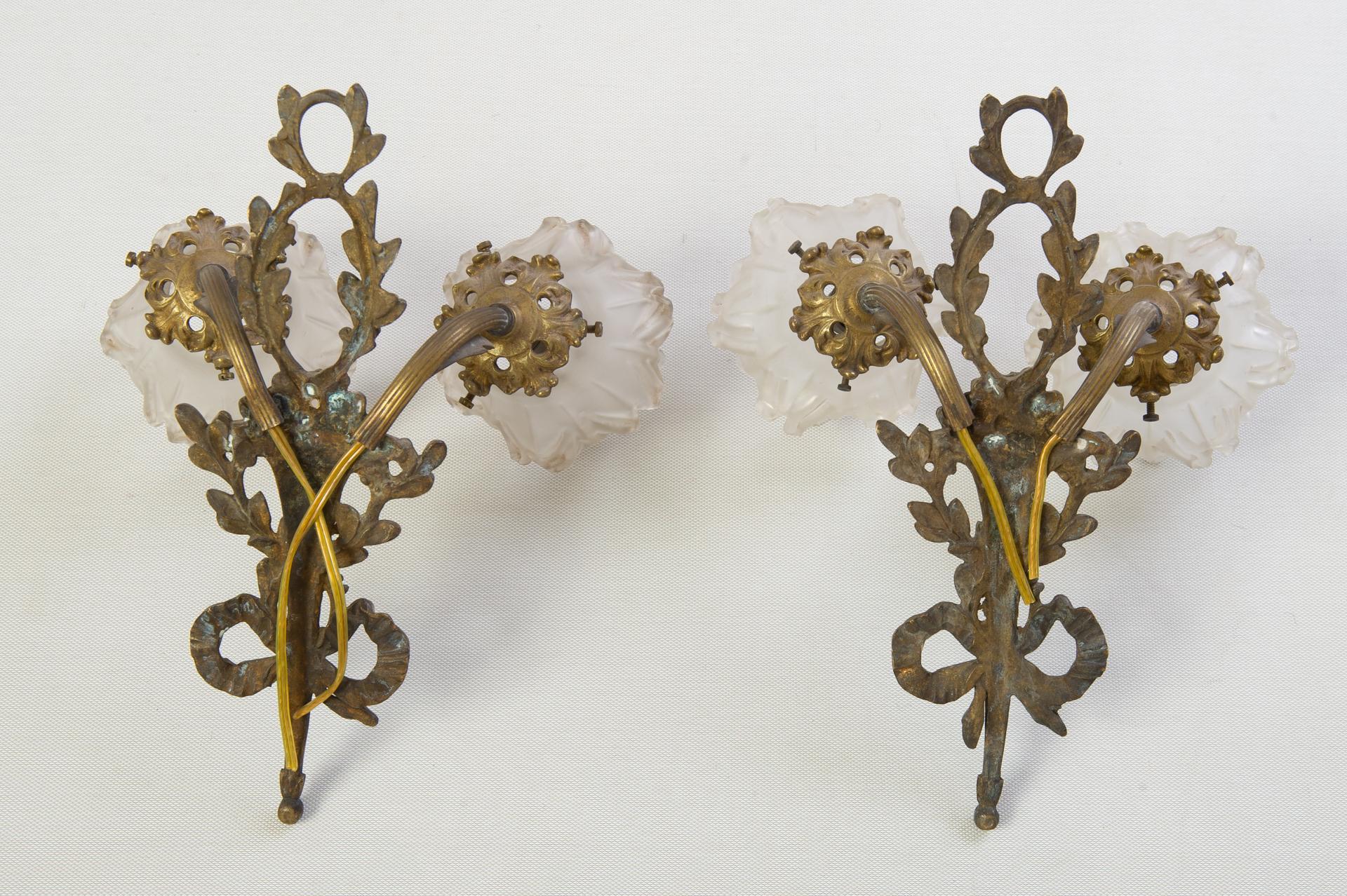 O/3746 - Antique French pair of sconces in massive bronze, with the original glasses (rare !).   They are so special!
And the price is good because I would like to close my business (due to age).
For shipping I would make a wooden case for about 120