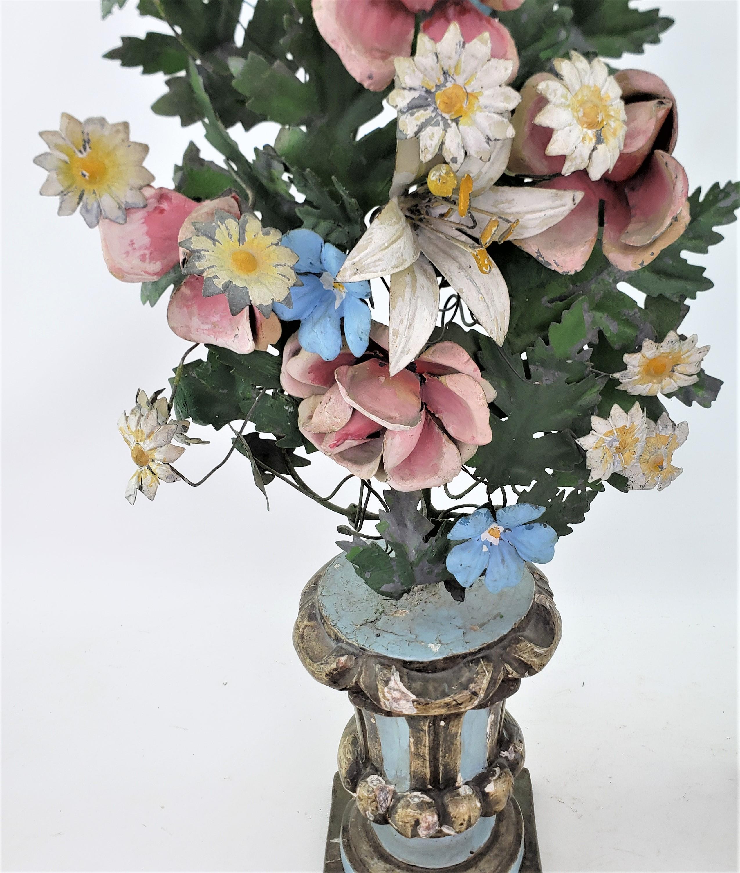 Paar antike französische skulpturale geblümte Blumenstrauß- oder Garnituren aus Zinn im Angebot 1