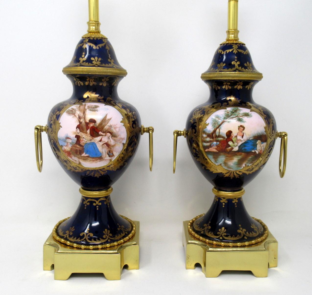 Late Victorian Pair of Antique French Sèvres Porcelain Ormolu Gilt Bronze Table Urn Lamps 