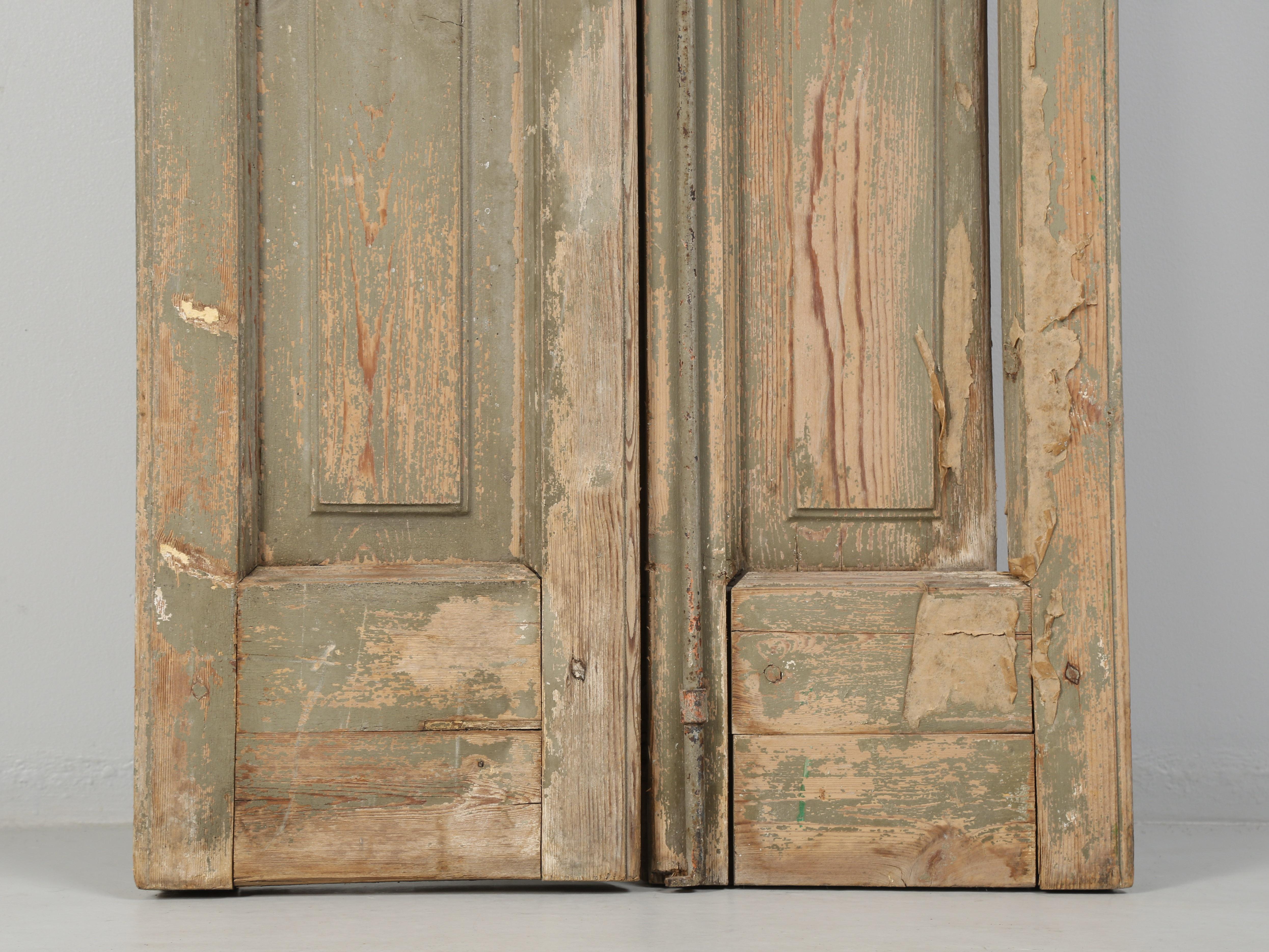 Pair of Antique French Shutter in Old Crumbly Paint From a Chateau in Brittany For Sale 3