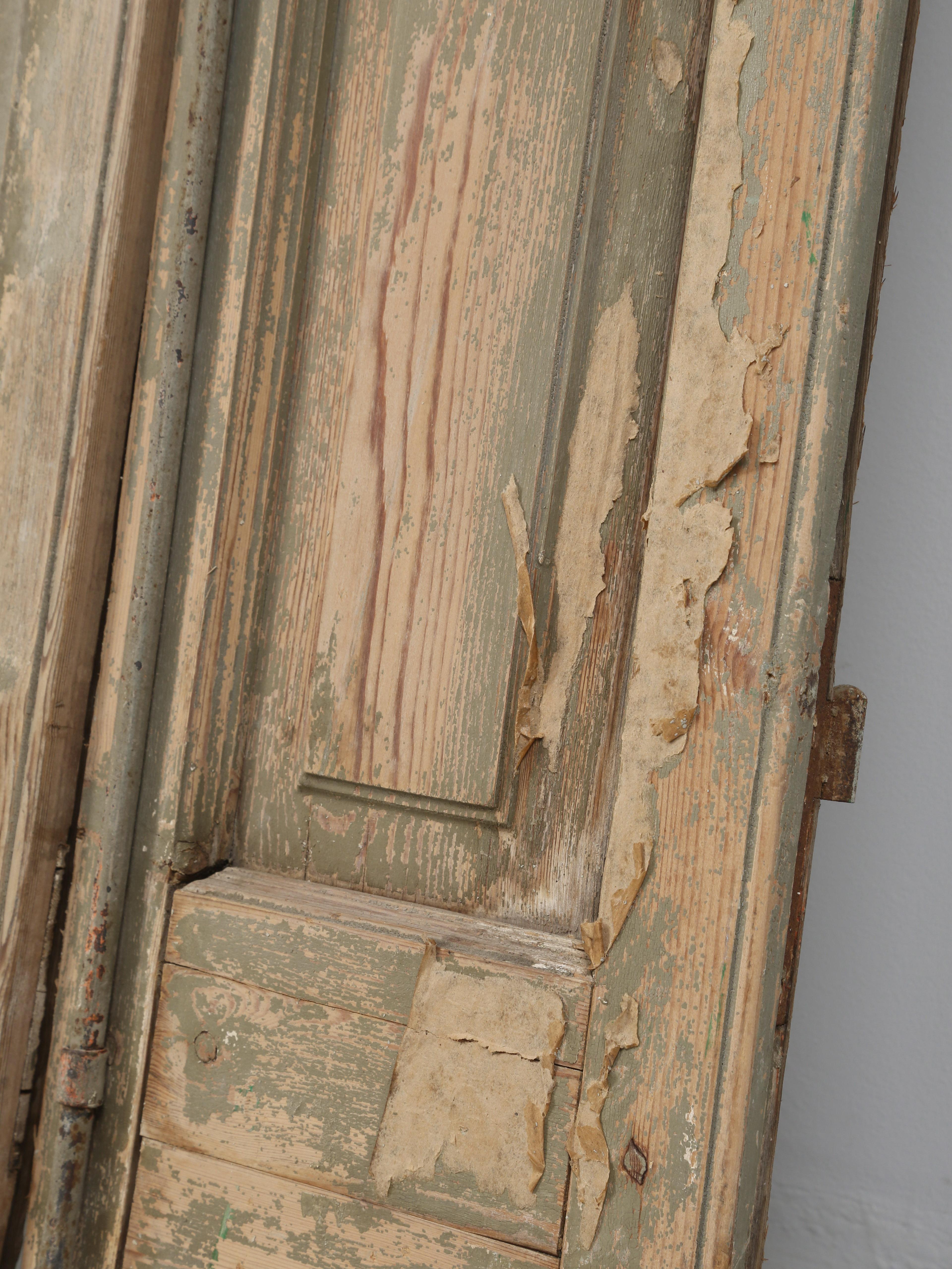 Pair of Antique French Shutter in Old Crumbly Paint From a Chateau in Brittany For Sale 3
