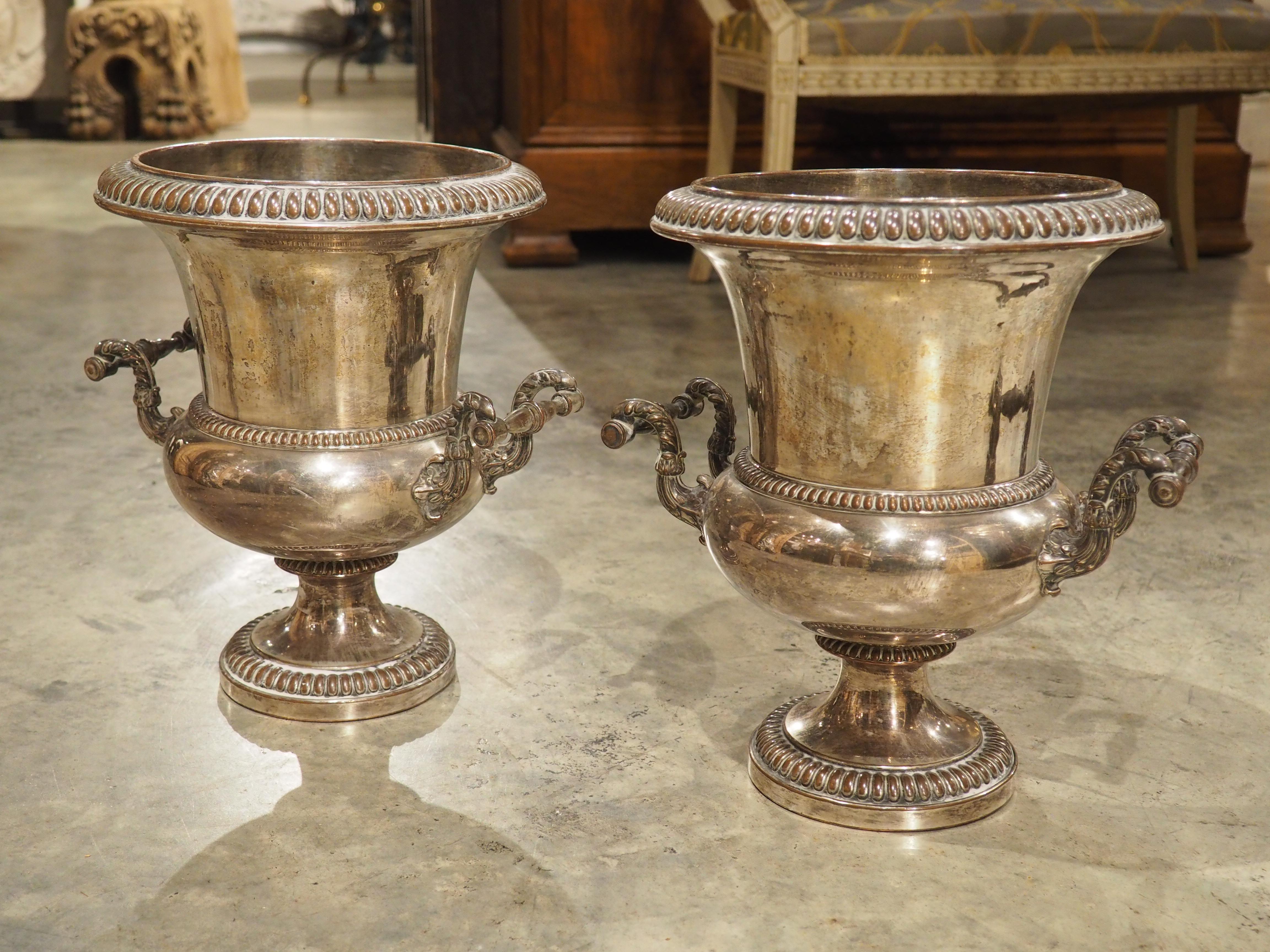 Coppia di secchielli da champagne francesi placcati in argento, Parigi, XIX secolo in vendita 8