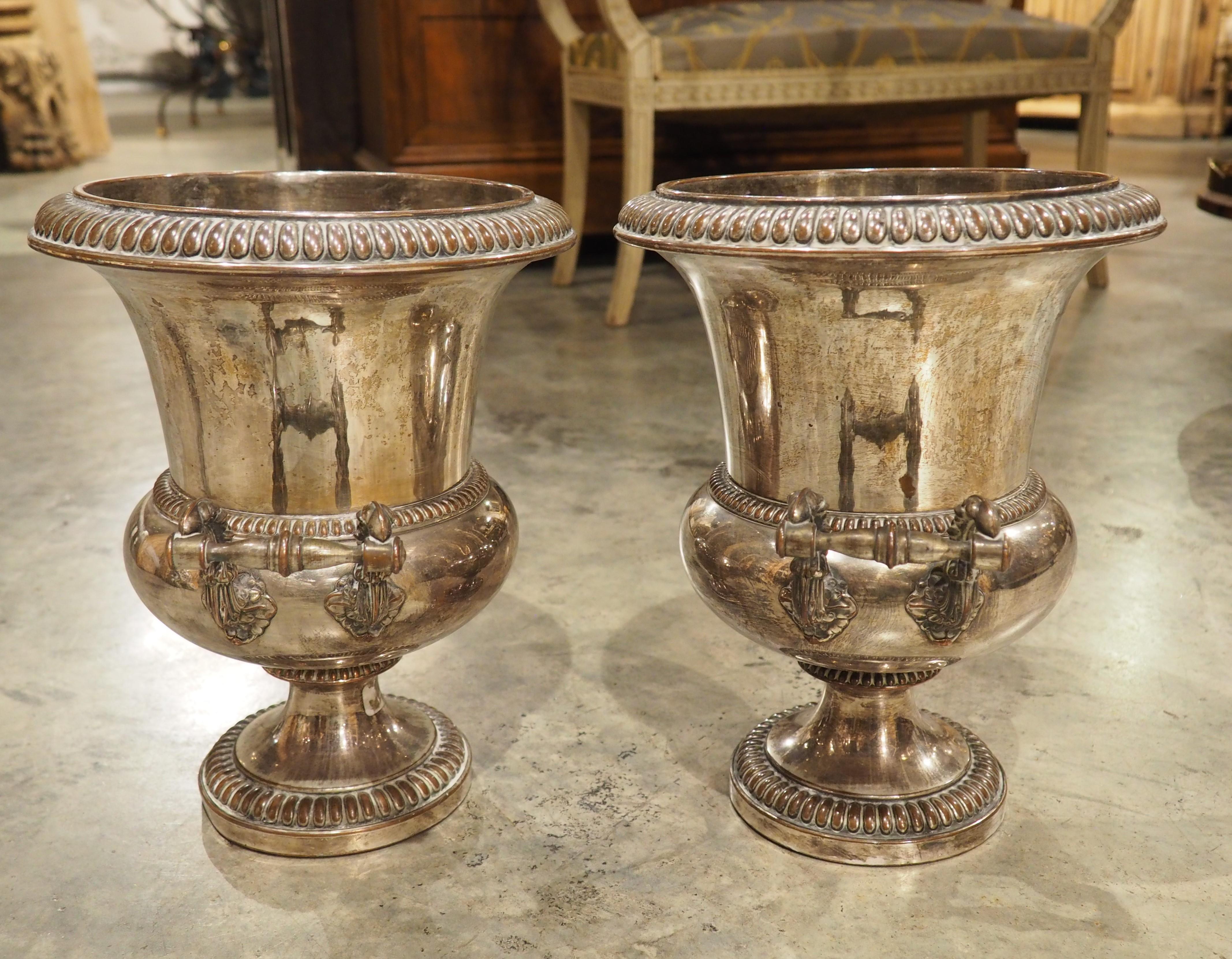 Coppia di secchielli da champagne francesi placcati in argento, Parigi, XIX secolo in vendita 11