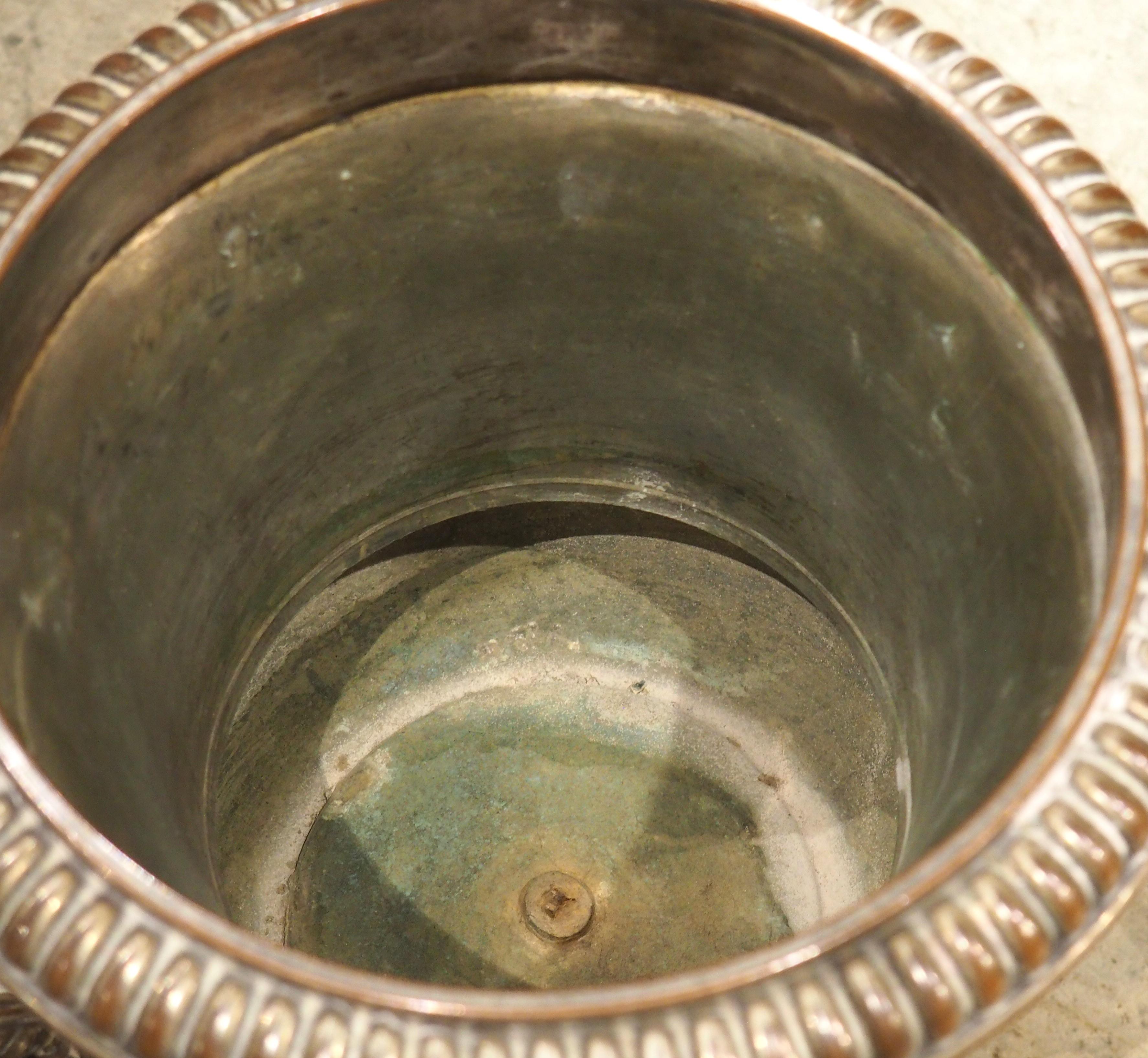 Ulteriori informazioni in arrivo...

Questi due secchielli da champagne a forma di campana del 1800 sono placcati in argento, con una meravigliosa patina dorata in alcune aree esposte.  Provenienti dalla Francia, i corpi a forma di campana sono