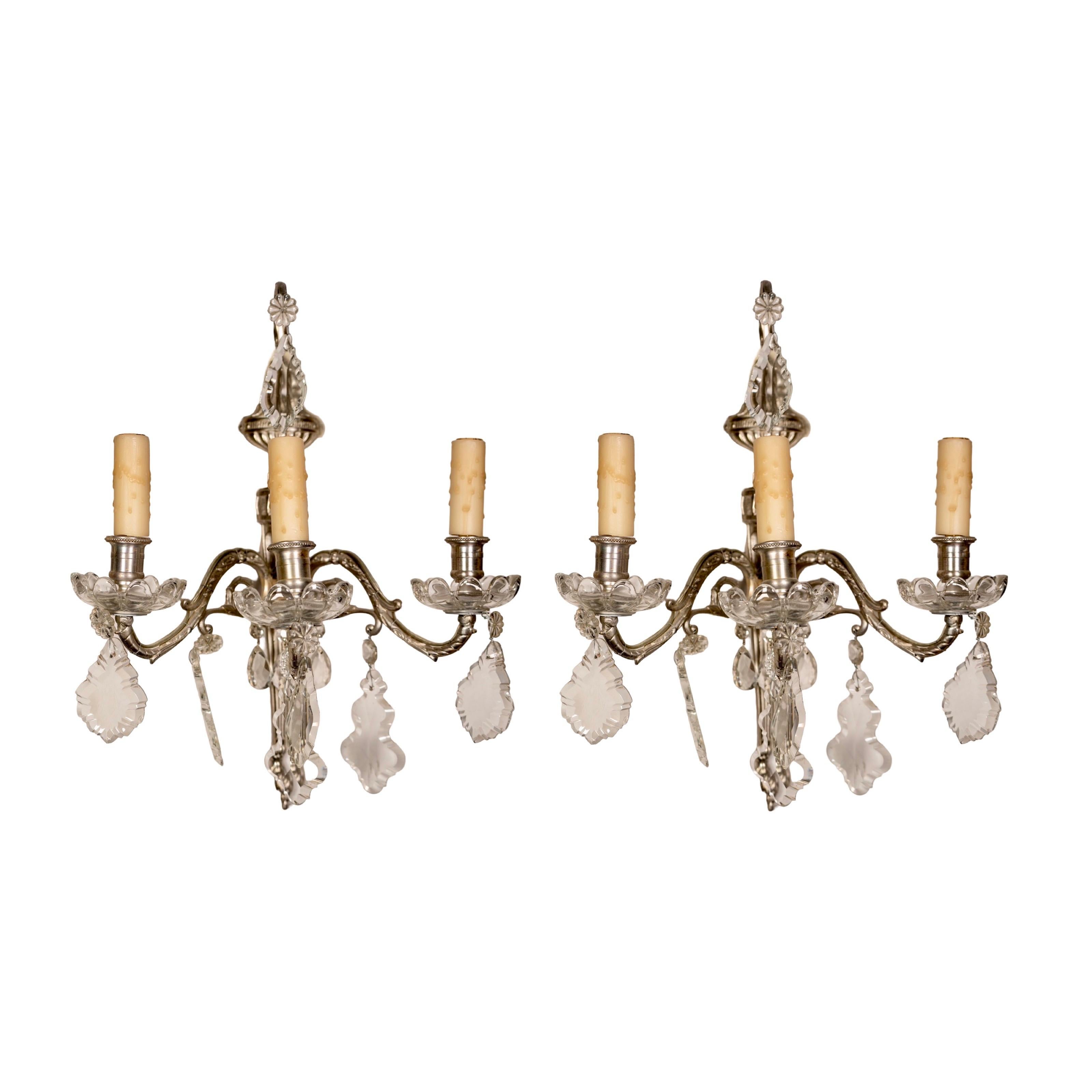 Aggiungi un tocco di antica eleganza alla tua casa con questa coppia di applique in argento. Queste applique cablate, recuperate dalla Francia, aggiungeranno sicuramente un tocco di fascino vintage a qualsiasi stanza. Venduto in coppia per un look