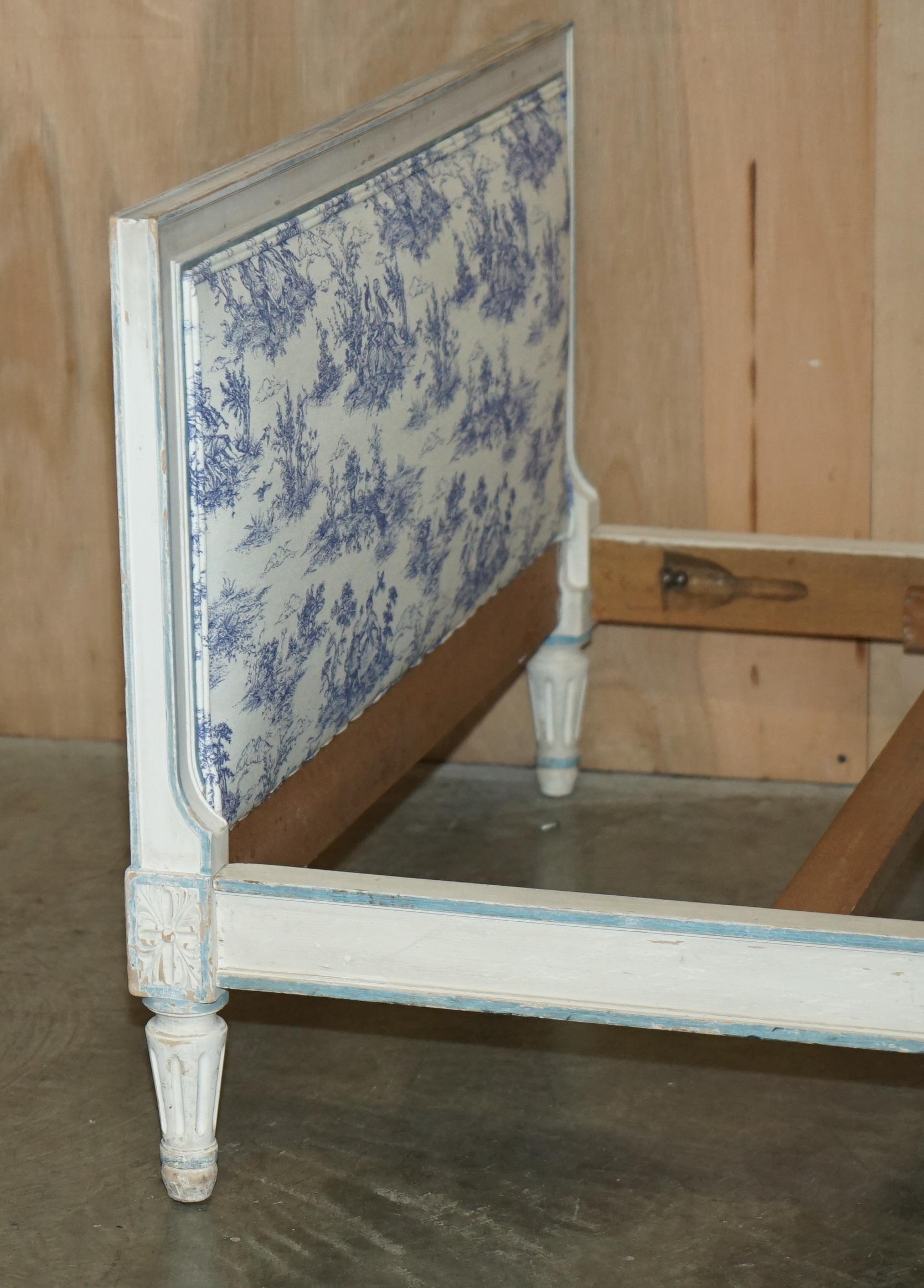 PAIR OF ANTIQUE FRENCH SiNGLE BEDSTEAD FRAMES WITH TOILE DE JOUY UPHOLSTERY For Sale 6