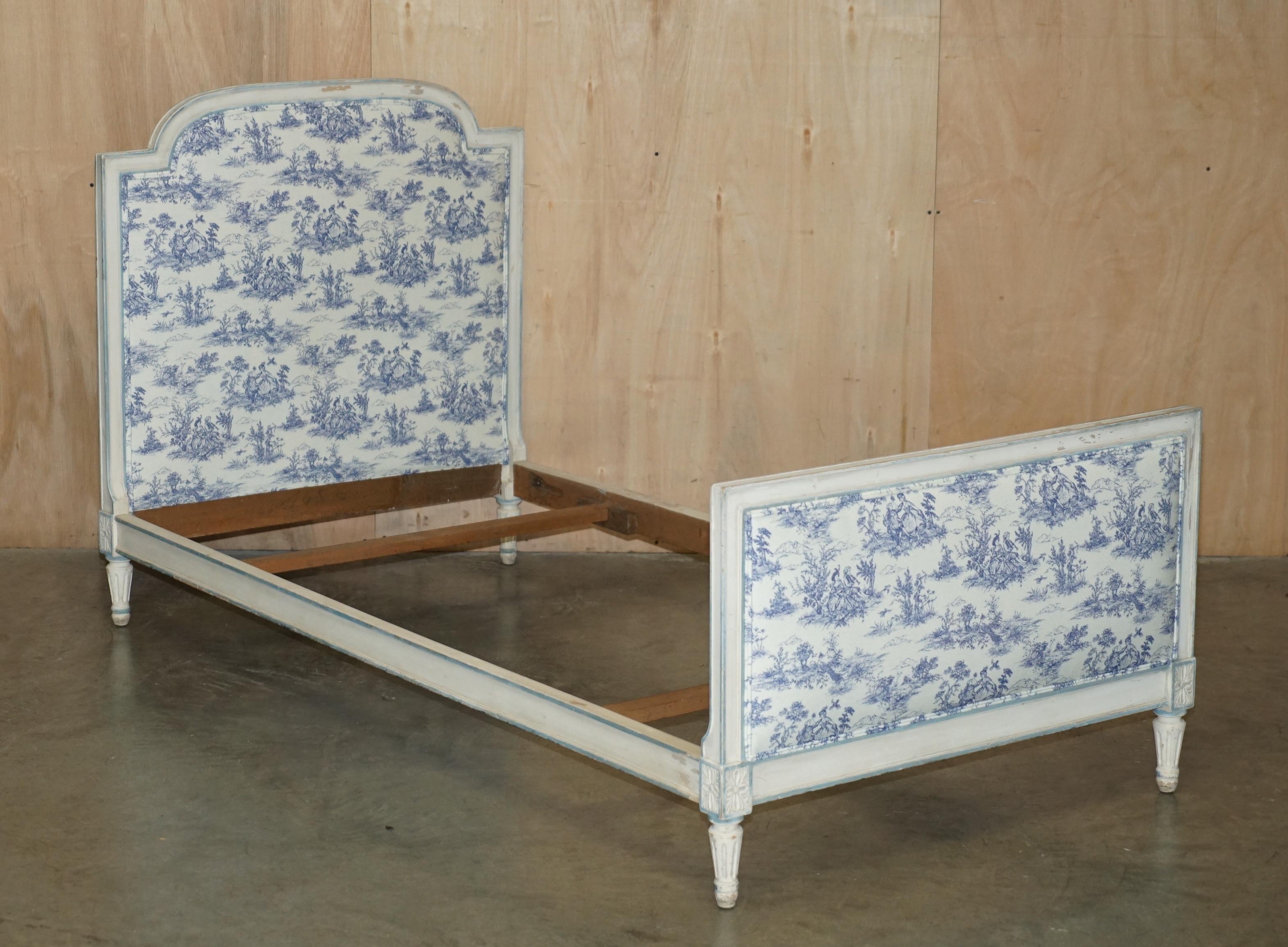 PAIR OF ANTIQUE FRENCH SiNGLE BEDSTEAD FRAMES WITH TOILE DE JOUY UPHOLSTERY For Sale 7