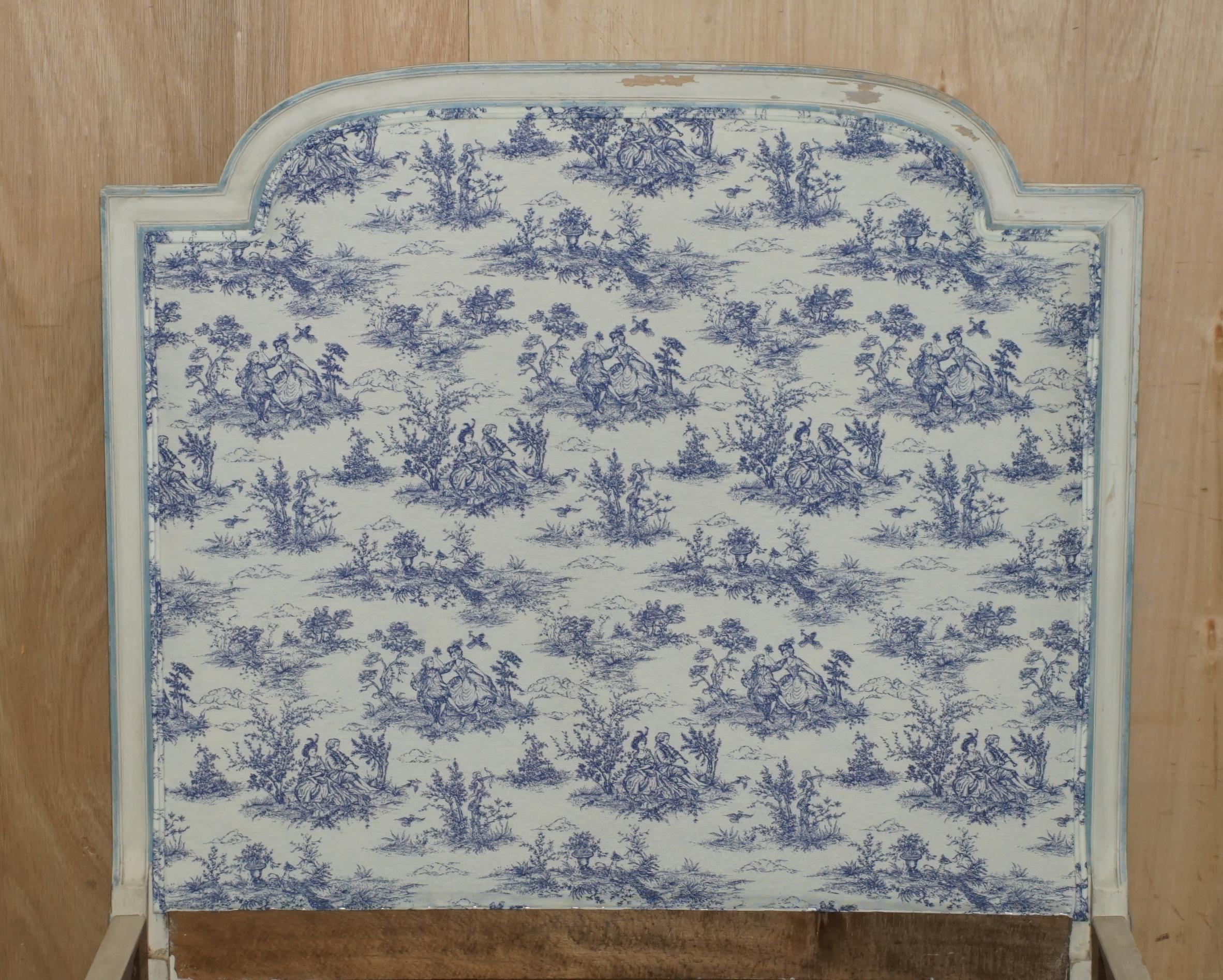 PAIR OF ANTIQUE FRENCH SiNGLE BEDSTEAD FRAMES WITH TOILE DE JOUY UPHOLSTERY For Sale 8