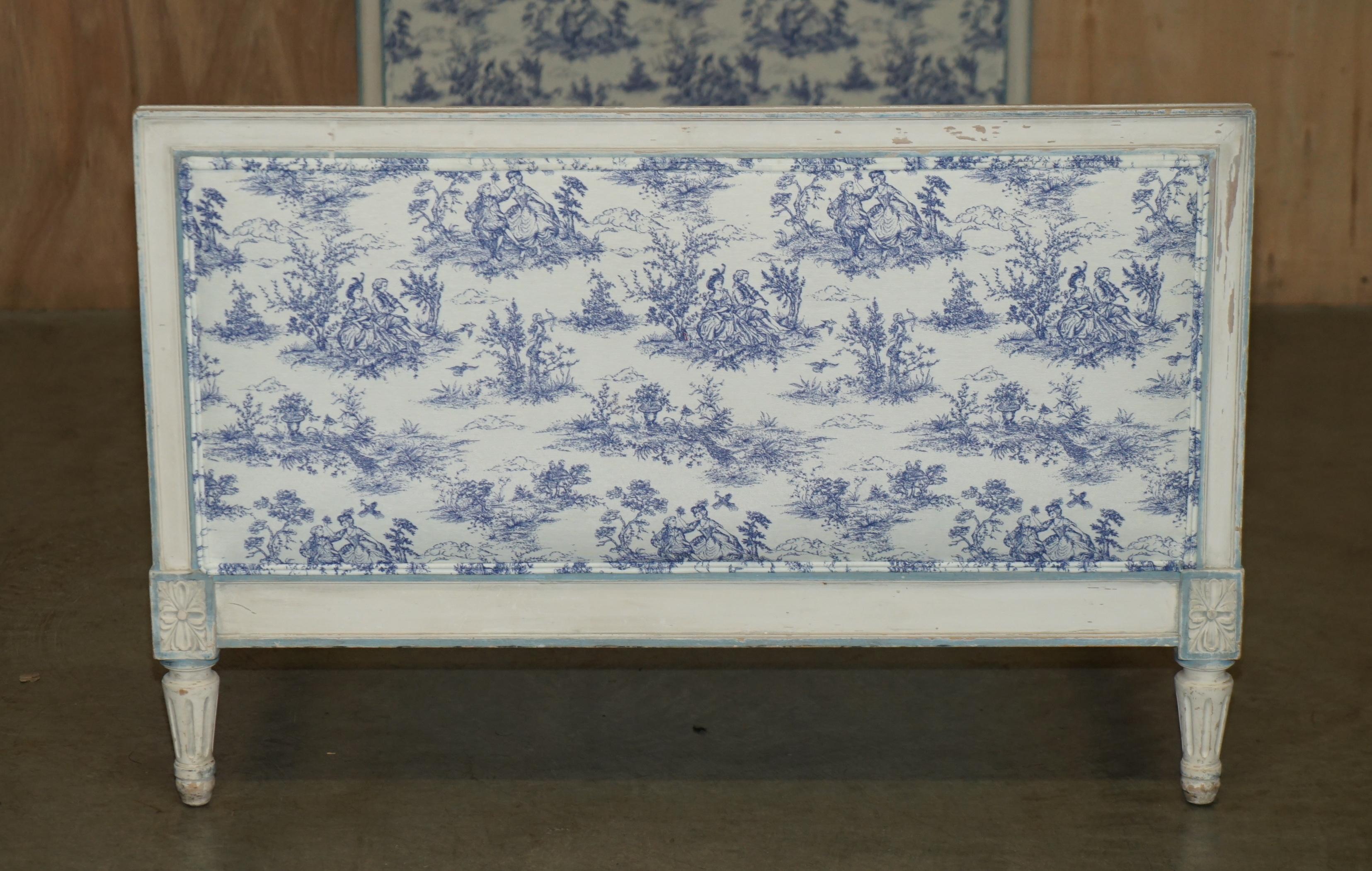 PAIR OF ANTIQUE FRENCH SiNGLE BEDSTEAD FRAMES WITH TOILE DE JOUY UPHOLSTERY For Sale 9