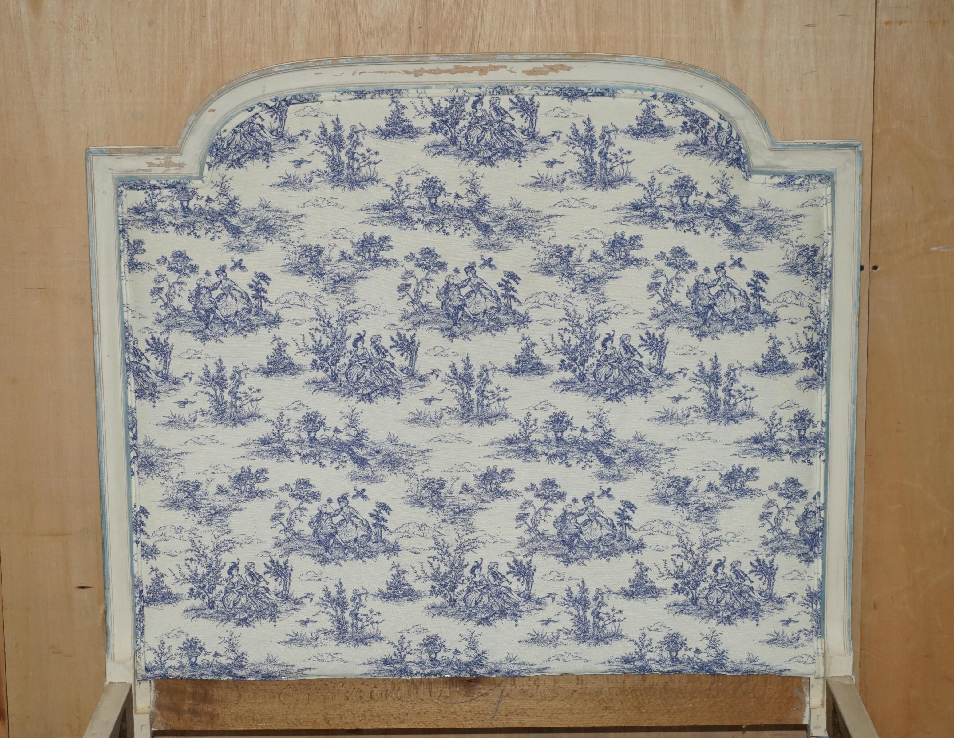 Country PAIR OF ANTIQUE FRENCH SiNGLE BEDSTEAD FRAMES WITH TOILE DE JOUY UPHOLSTERY For Sale