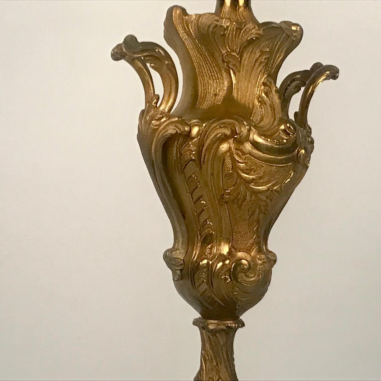 Paire d'anciens candélabres français à six bras en bronze doré sur socles en marbre rouge en vente 3