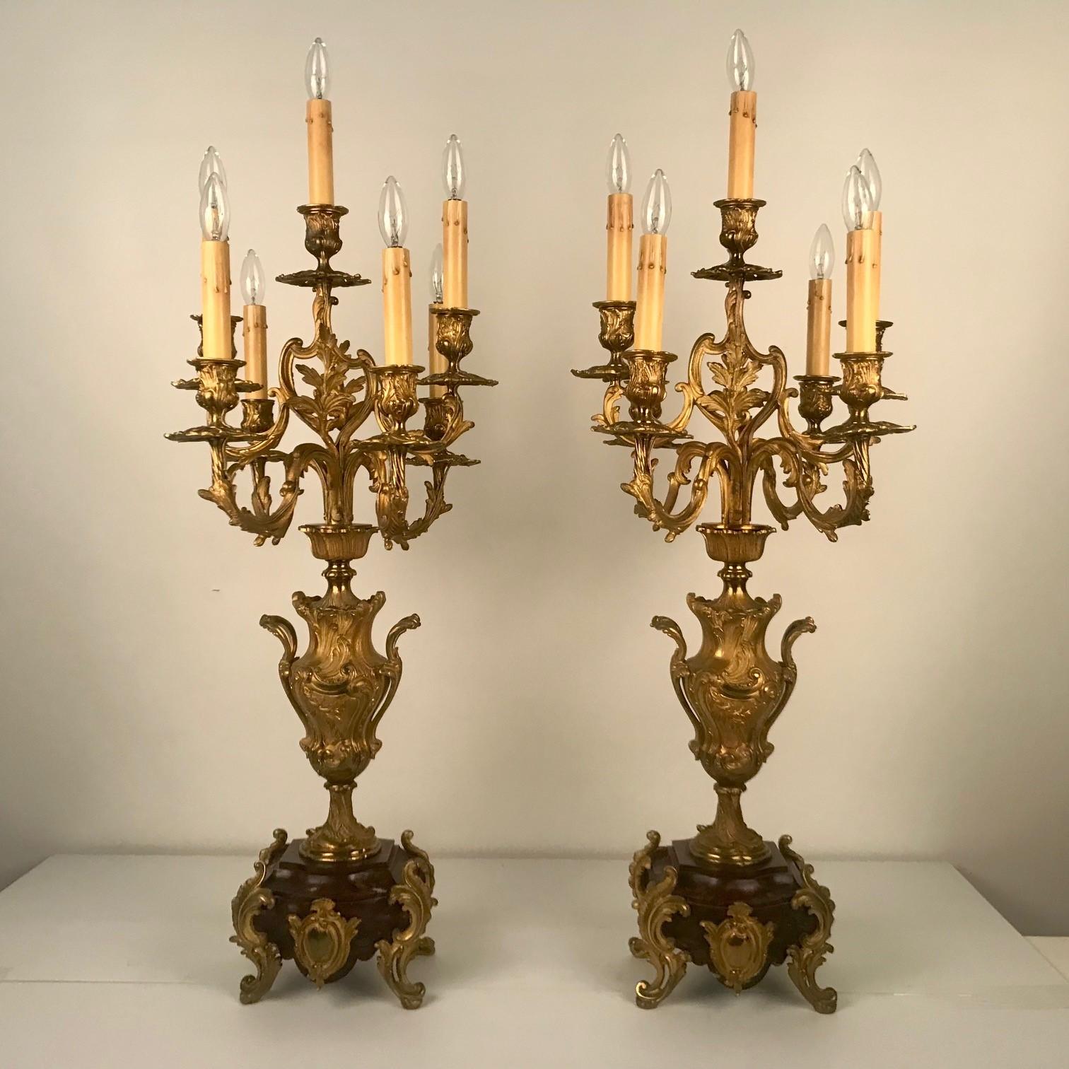 Paire d'anciens candélabres français à six bras en bronze doré sur socles en marbre rouge en vente 4