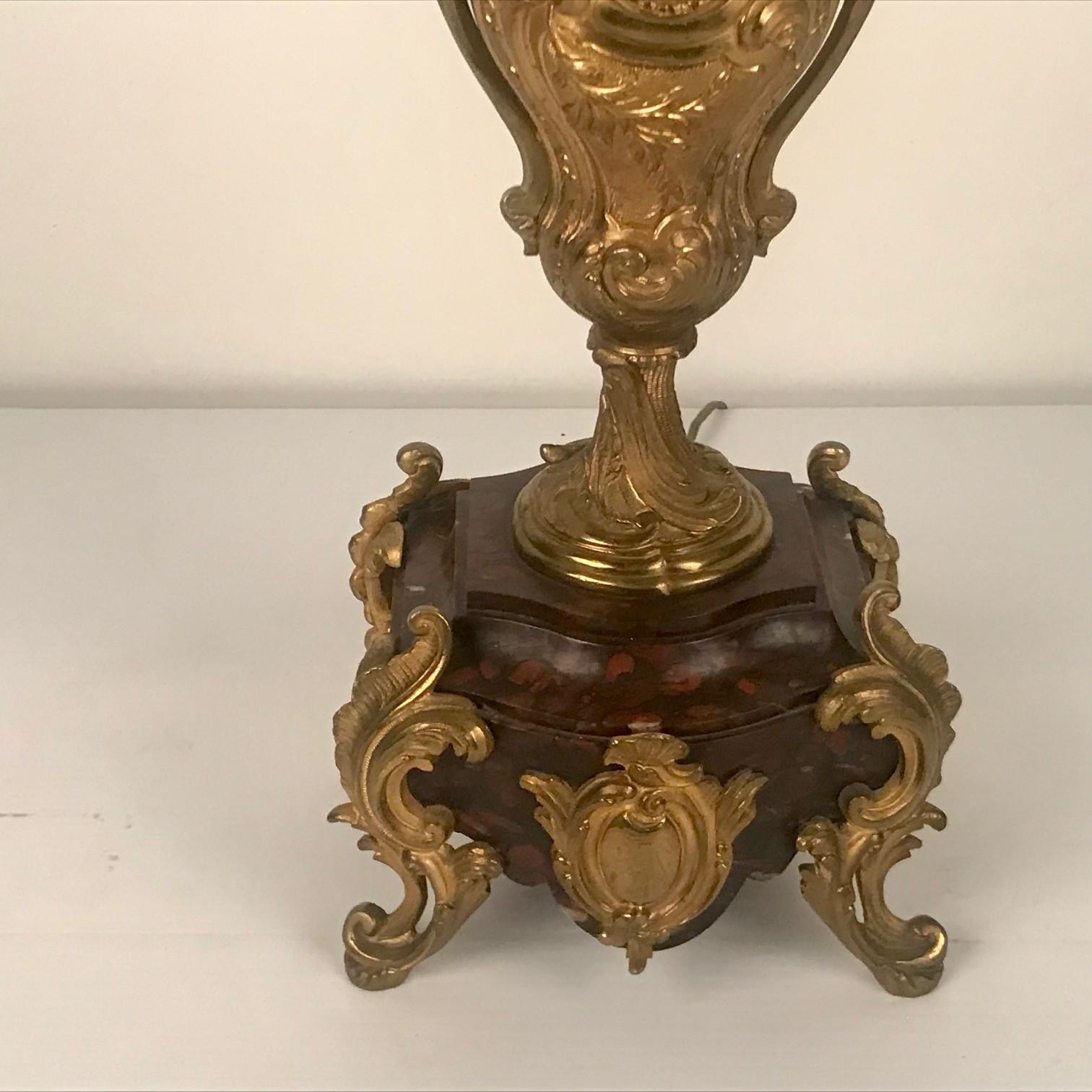 Paire d'anciens candélabres français à six bras en bronze doré sur socles en marbre rouge Bon état - En vente à Montreal, QC