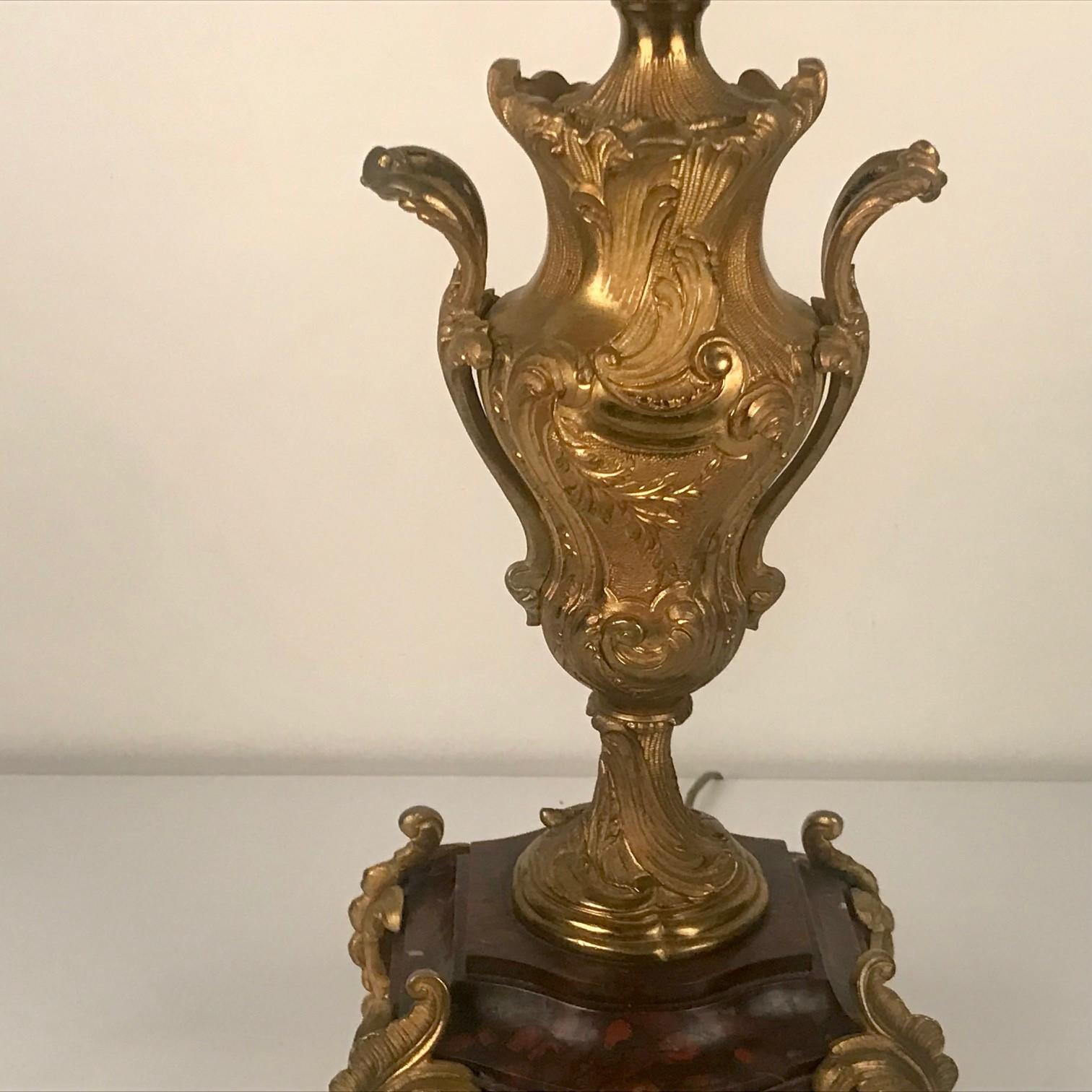 XIXe siècle Paire d'anciens candélabres français à six bras en bronze doré sur socles en marbre rouge en vente