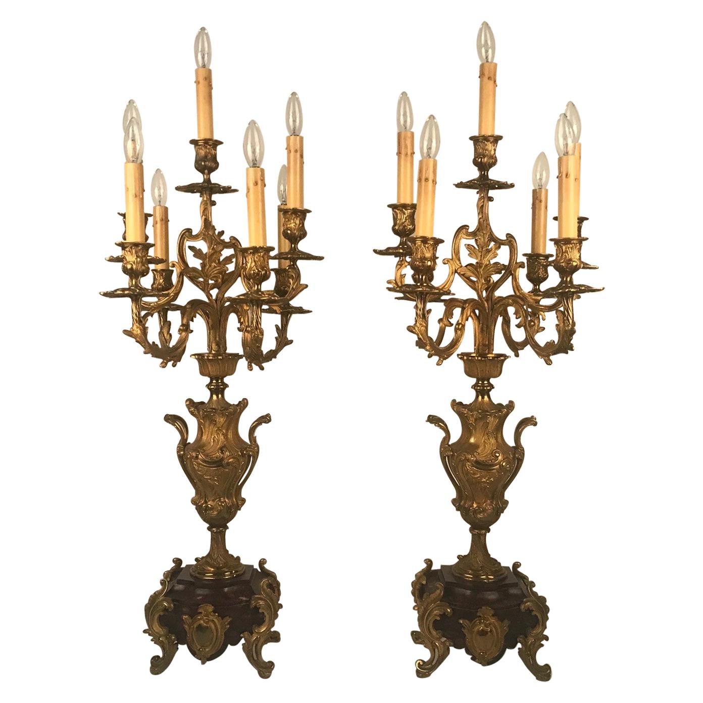 Paire d'anciens candélabres français à six bras en bronze doré sur socles en marbre rouge