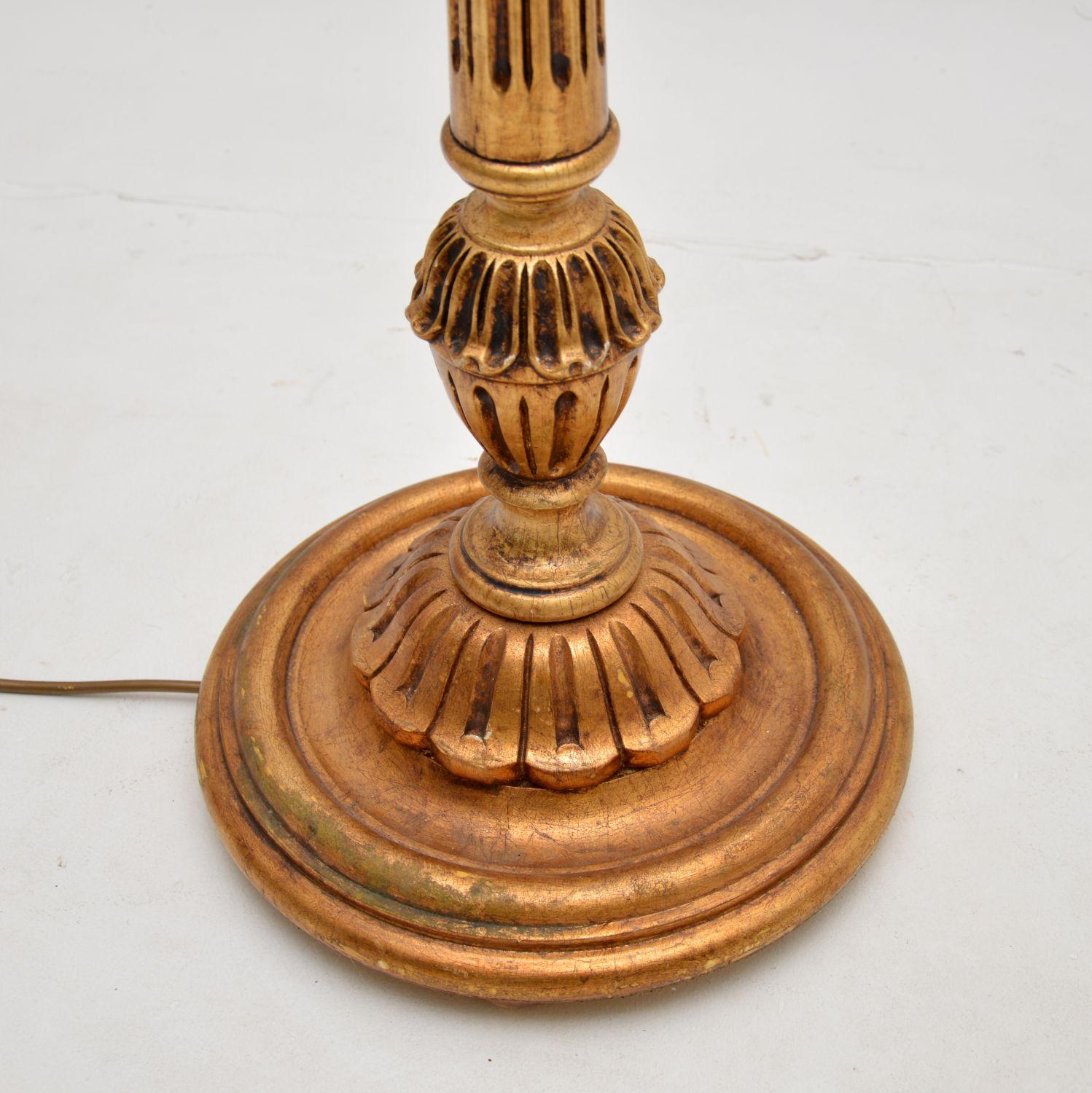 Paire de lampadaires français anciens en bois doré en vente 3