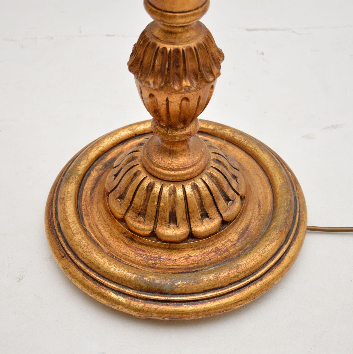 Paire de lampadaires français anciens en bois doré en vente 4