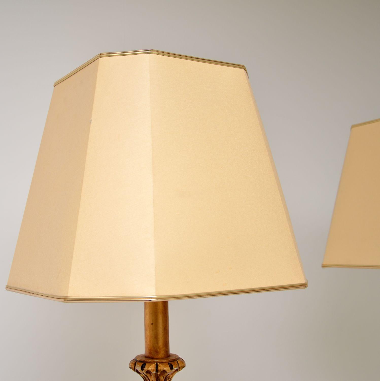 Victorien Paire de lampadaires français anciens en bois doré en vente