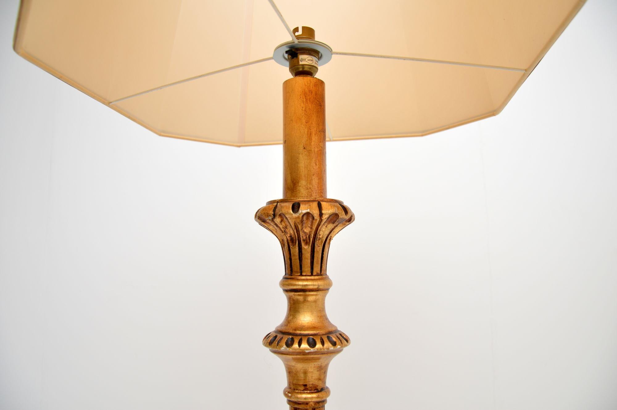 Milieu du XXe siècle Paire de lampadaires français anciens en bois doré en vente