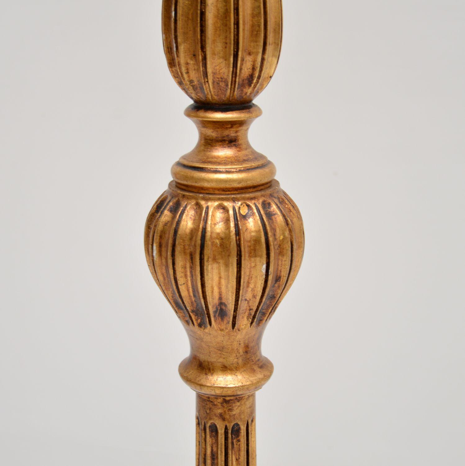 Paire de lampadaires français anciens en bois doré en vente 1