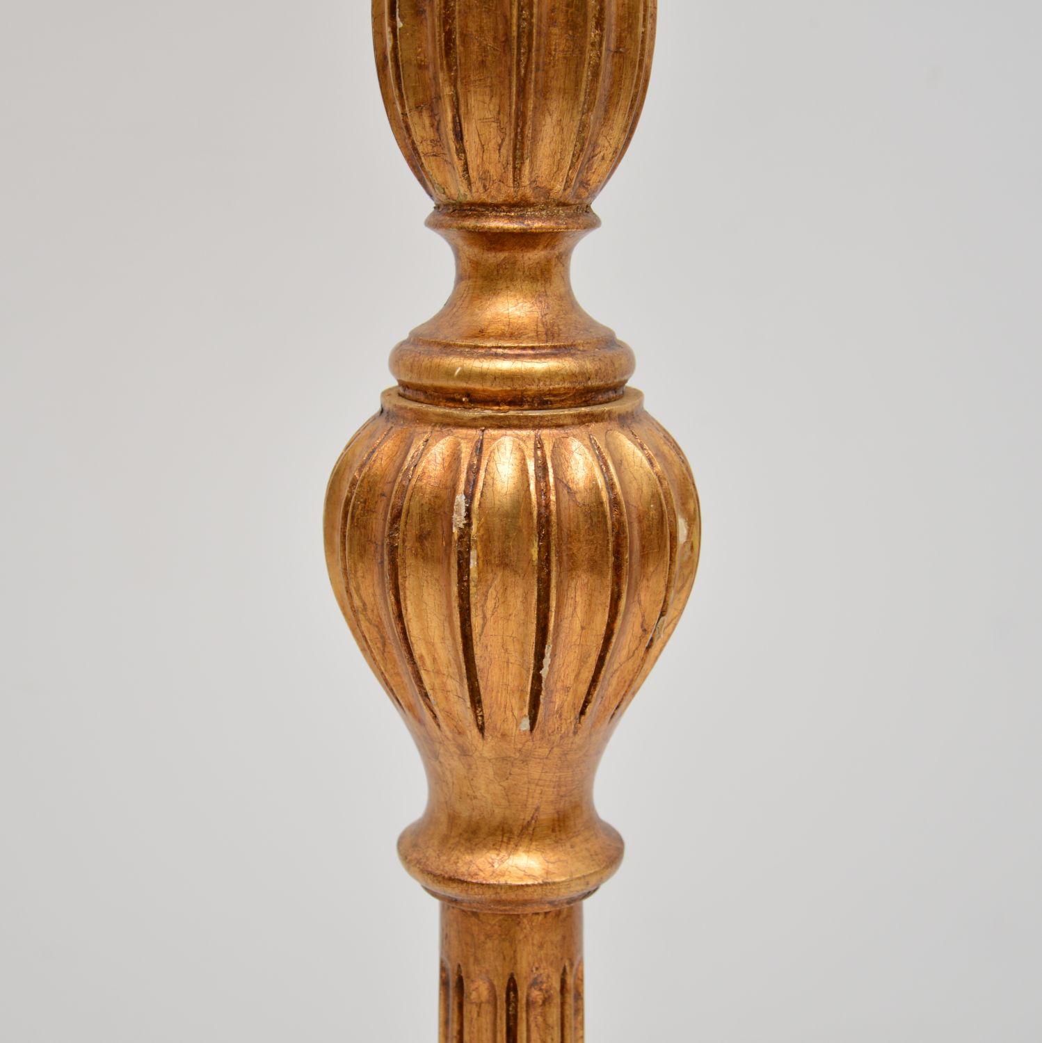Paire de lampadaires français anciens en bois doré en vente 2