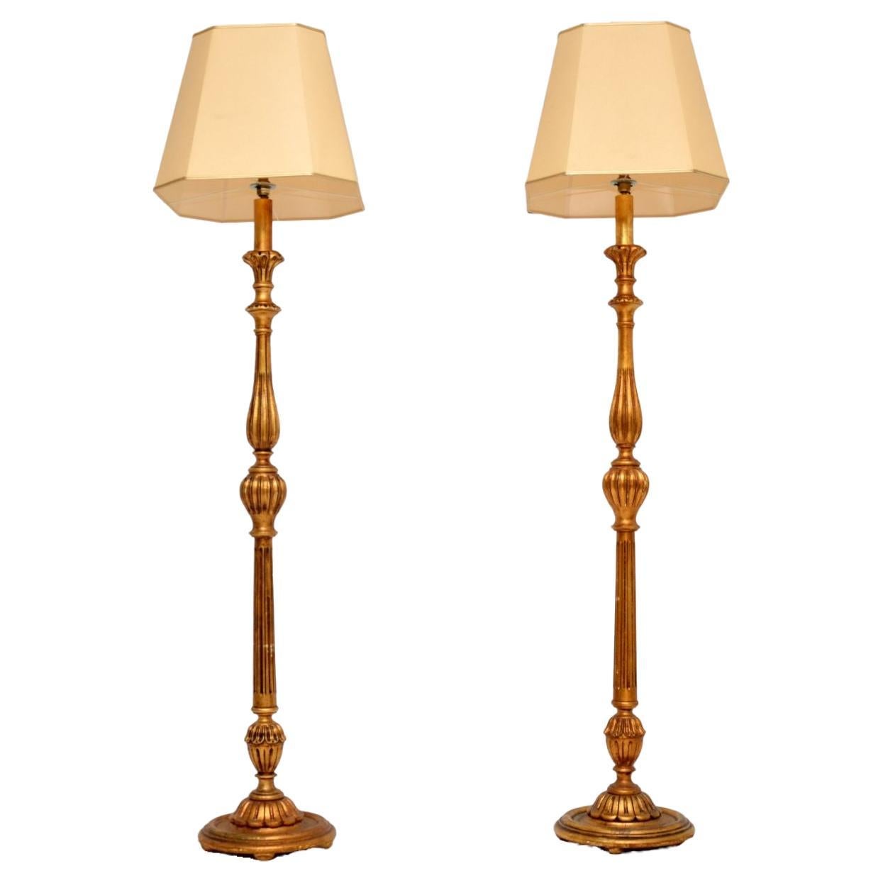 Paire de lampadaires français anciens en bois doré