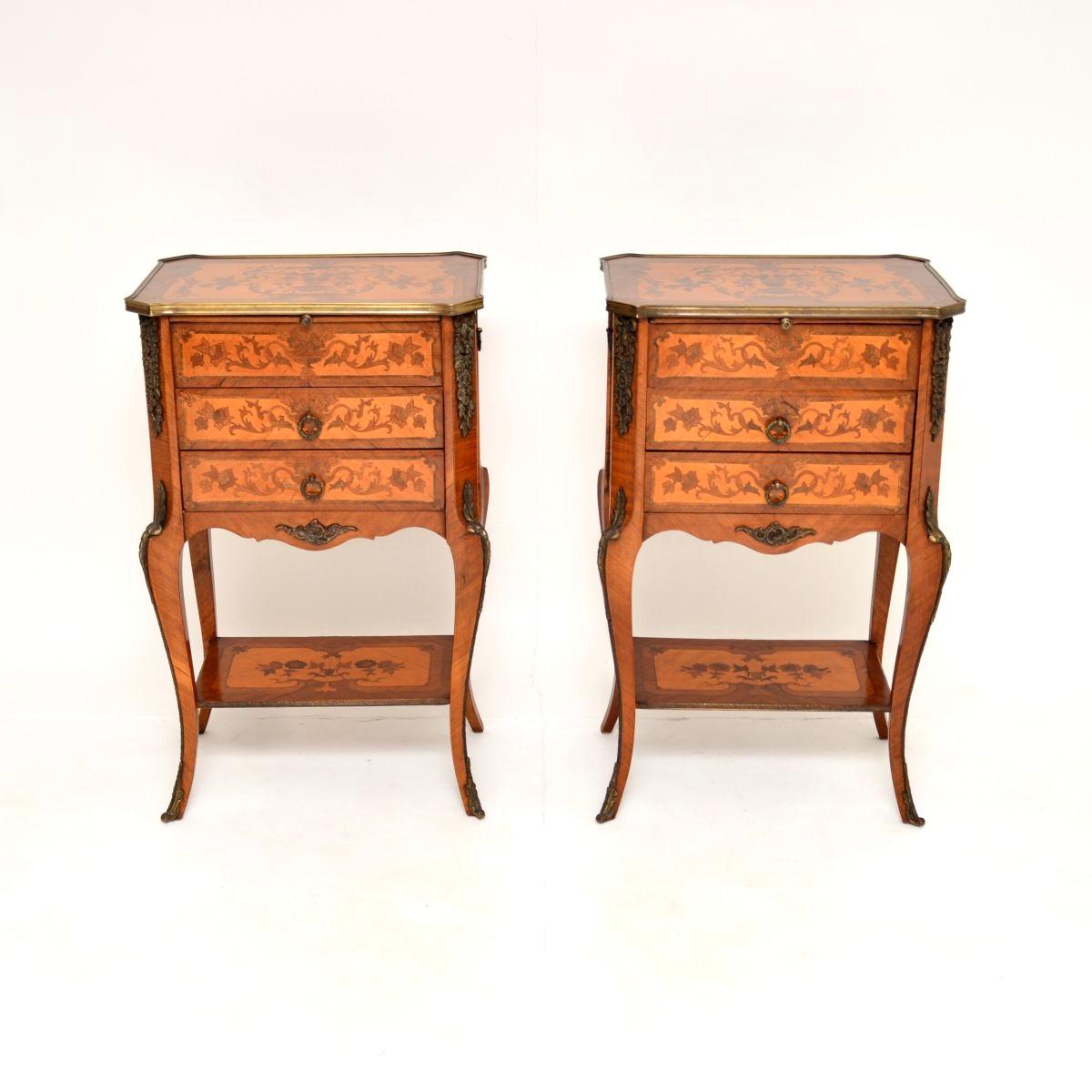 Una bellissima coppia di tavolini antichi in stile francese, risalenti agli anni '30 circa.

Hanno un design straordinario e sono molto ben fatti, con splendidi motivi intarsiati. Le dimensioni sono notevoli e il design è utile, perfetto per essere