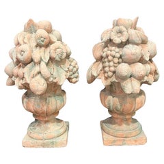 Paire d'anciens topiaires français à fruits en terre cuite