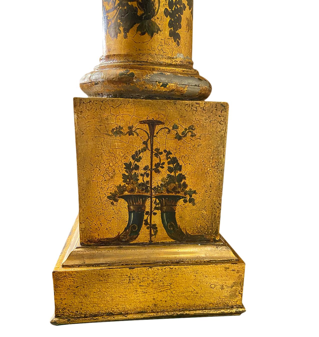 Paar antike französische Tole-Tischlampen (Polychromiert) im Angebot