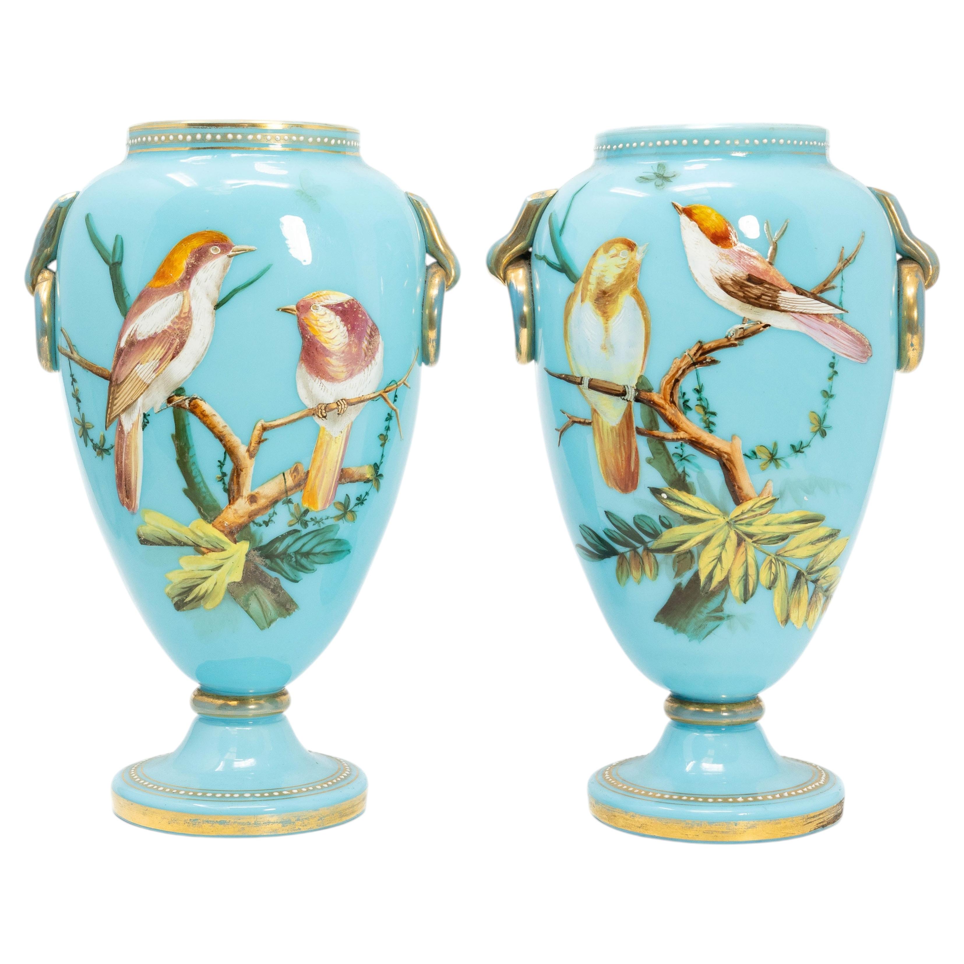 Paire de vases Antique French dotés de poignées en verre opalin bleu turquoise et décorés à la main