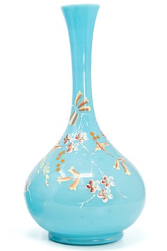 Coppia di vasi solifleur Antique French in vetro opalino blu turchese con decorazioni fatte a mano