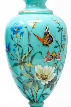 Coppia di vasi Antique French in vetro opalino blu turchese con decorazione dipinta a mano sul fondo