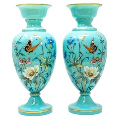 Coppia di vasi Antique French in vetro opalino blu turchese con decorazione dipinta a mano sul fondo