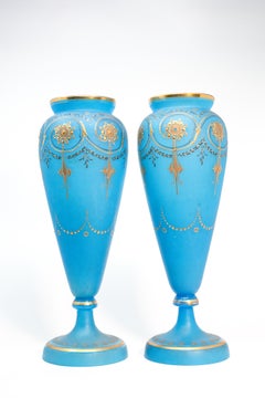 Paire de vases-trophées Antique French en verre opalin turquoise, décorés de motifs néo-grecs dorés