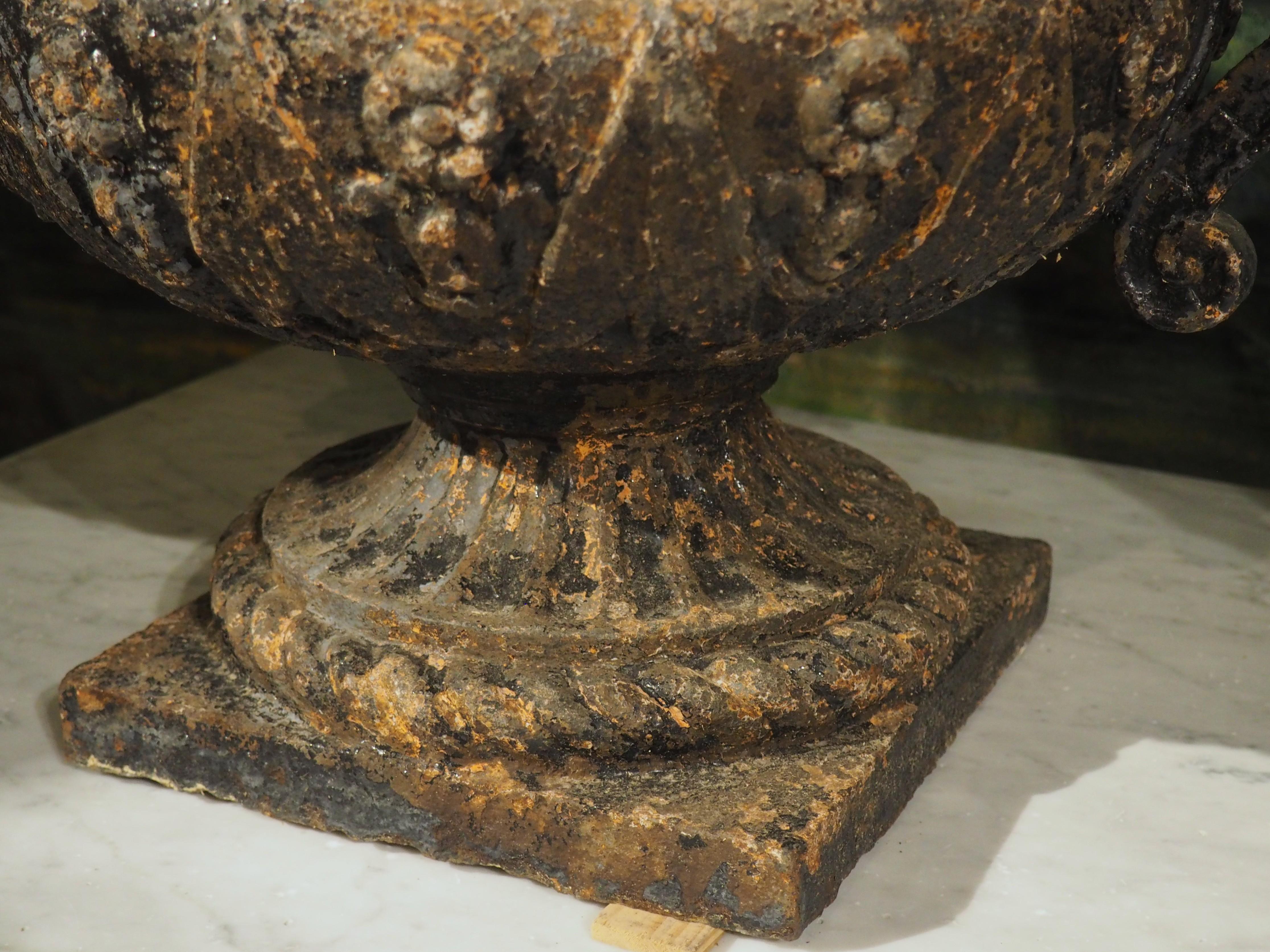Paar Antique French Val D'Osne Foundry Gusseisenvasen #250, CIRCA 1850 (Gegossen) im Angebot