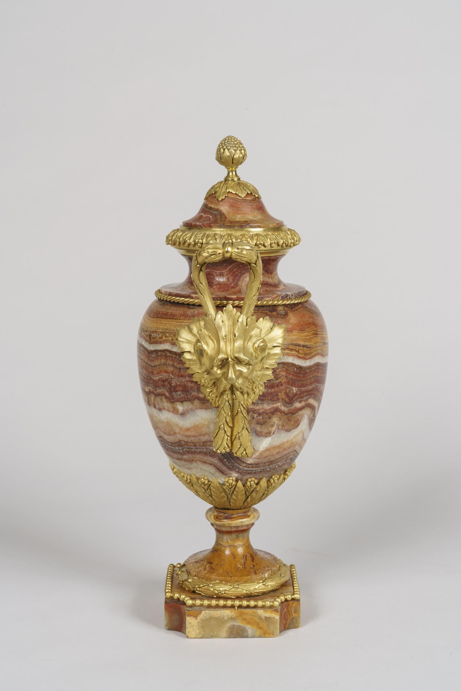 Francese Coppia di vasi francesi antichi in alabastro rosso e bronzo dorato in vendita