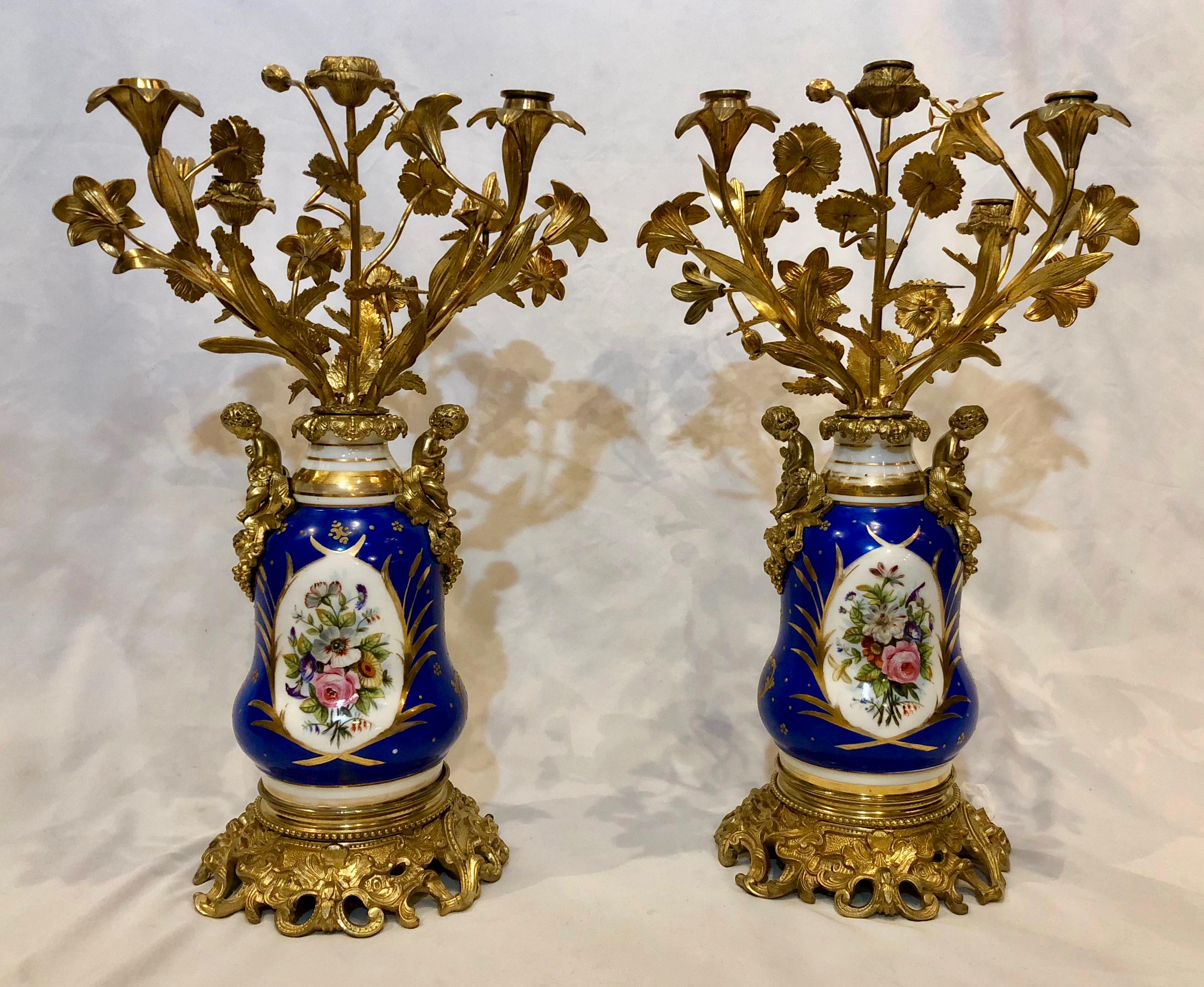 Diese Kandelaber aus dem alten Paris mit ihren floralen Armen sind sehr attraktiv. Das Porzellan hat seine schöne Farbe behalten.  
