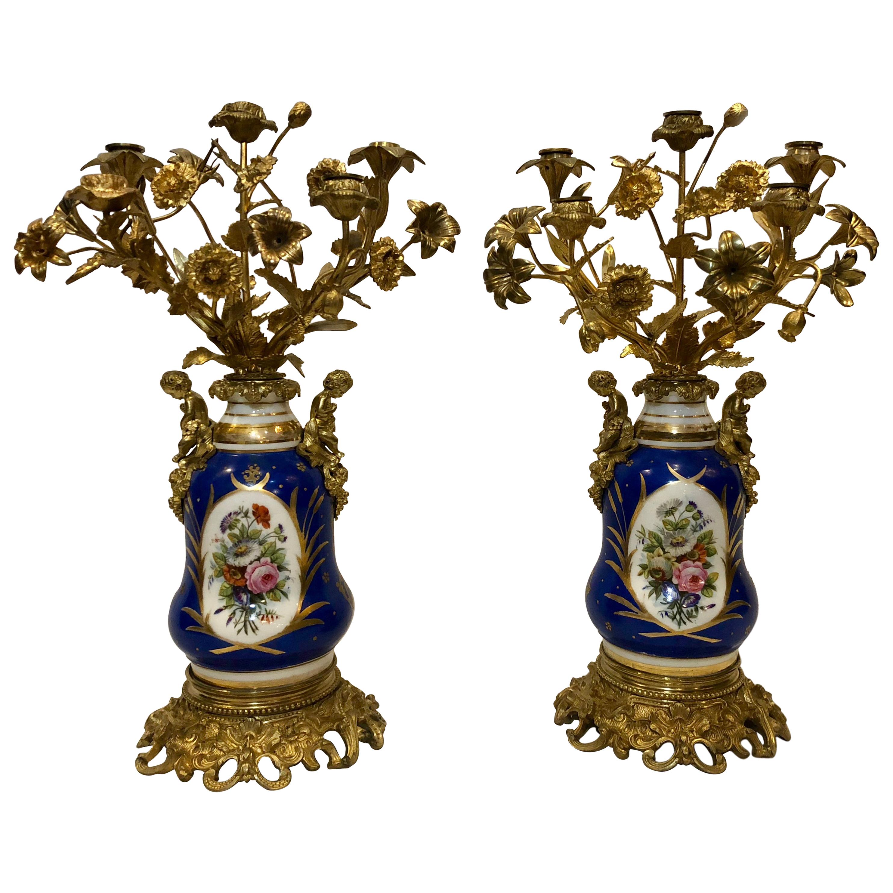 Paar antike französische „Vieux Paris“-Porzellankandelaber im Angebot
