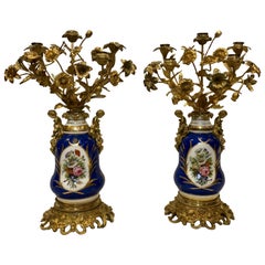 Paar antike französische „Vieux Paris“-Porzellankandelaber