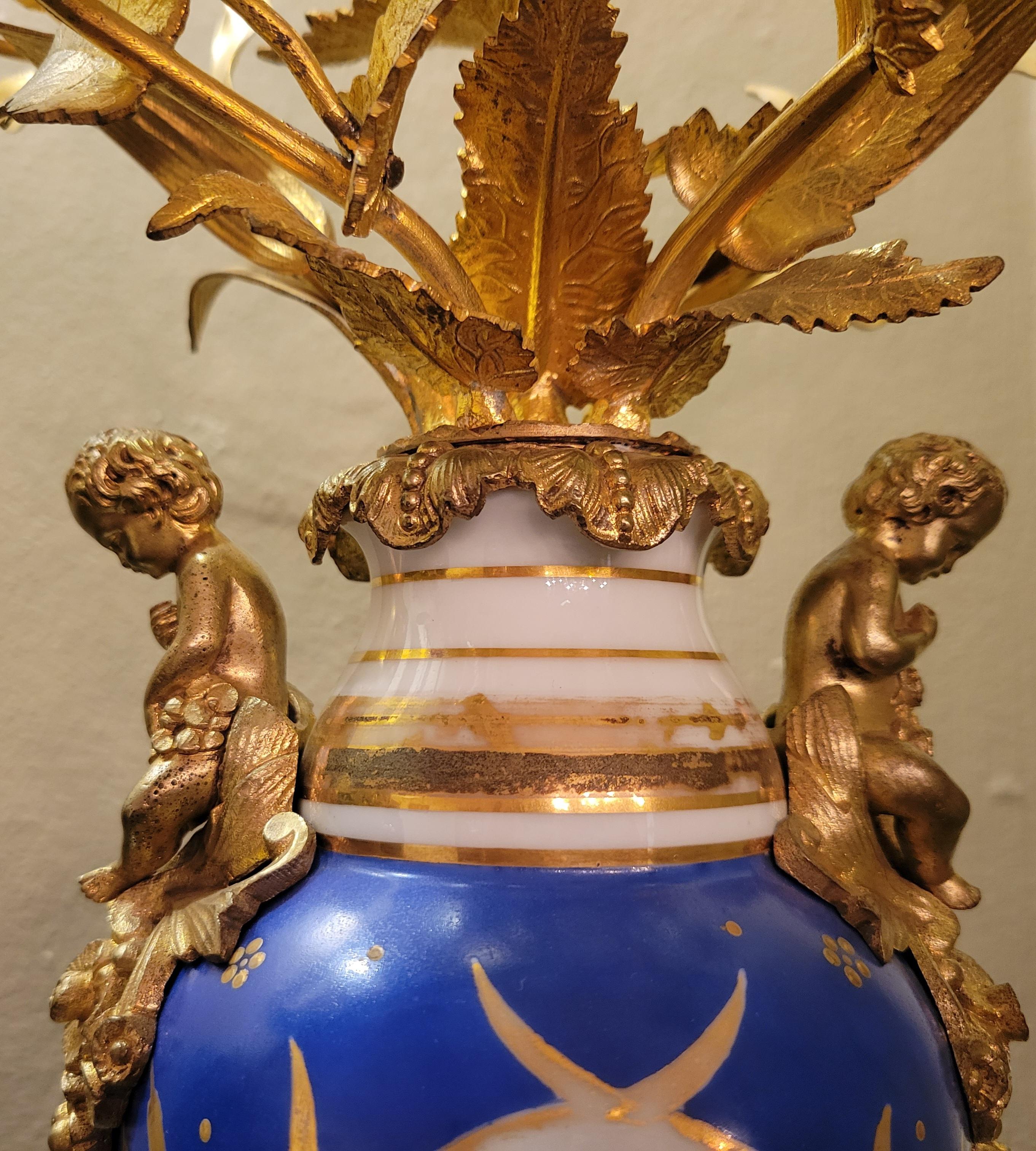 Paar antike französische „Vieux Paris“-Porzellankandelaber im Zustand „Gut“ im Angebot in New Orleans, LA