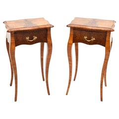 Paire de tables de chevet / tables d'appoint anciennes en noyer français
