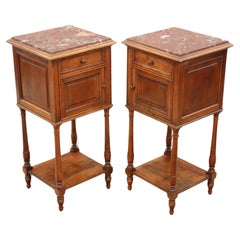 Paire de tables de nuit anciennes en noyer avec dessus en marbre