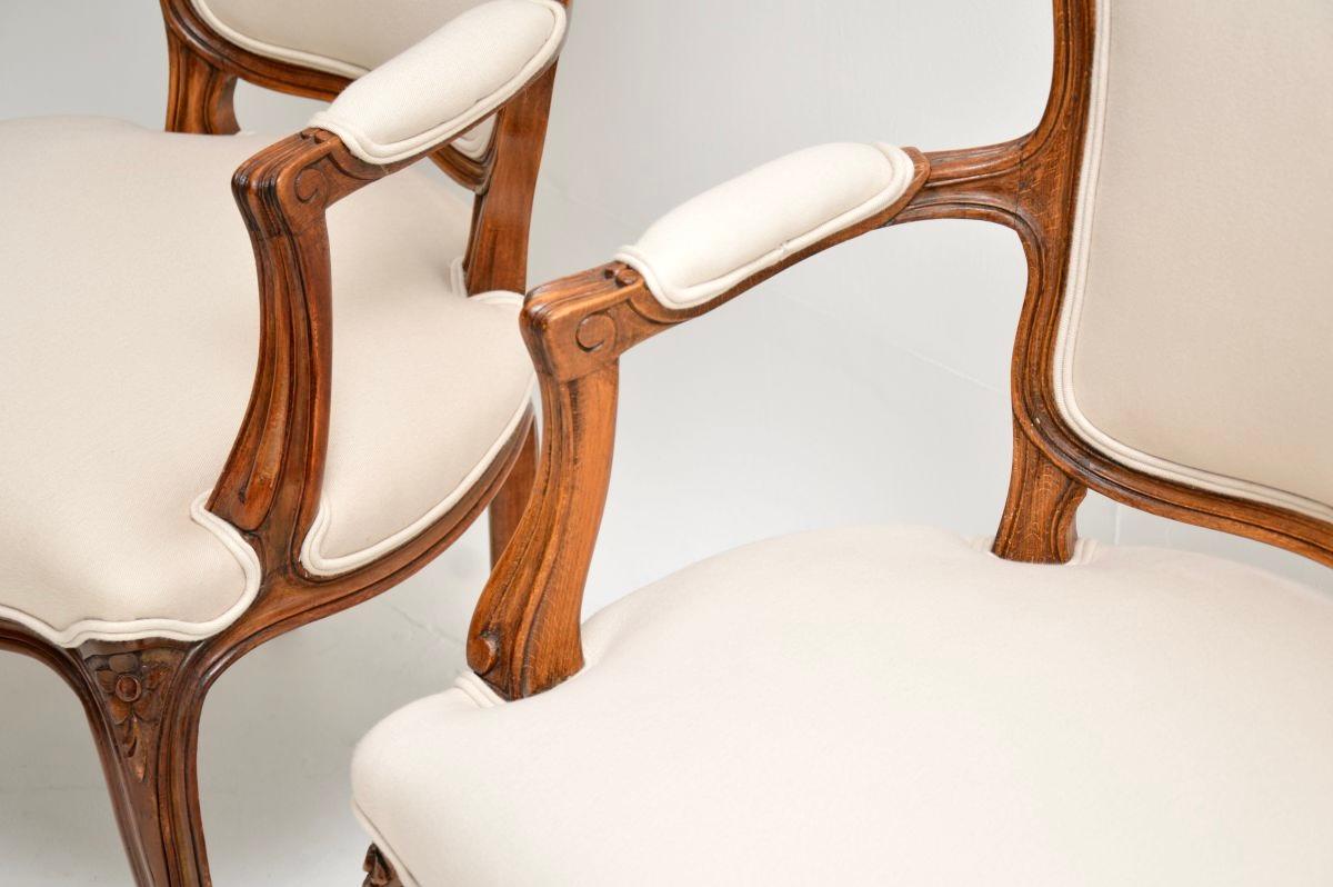 Paire de fauteuils de salon anciens en noyer français en vente 3