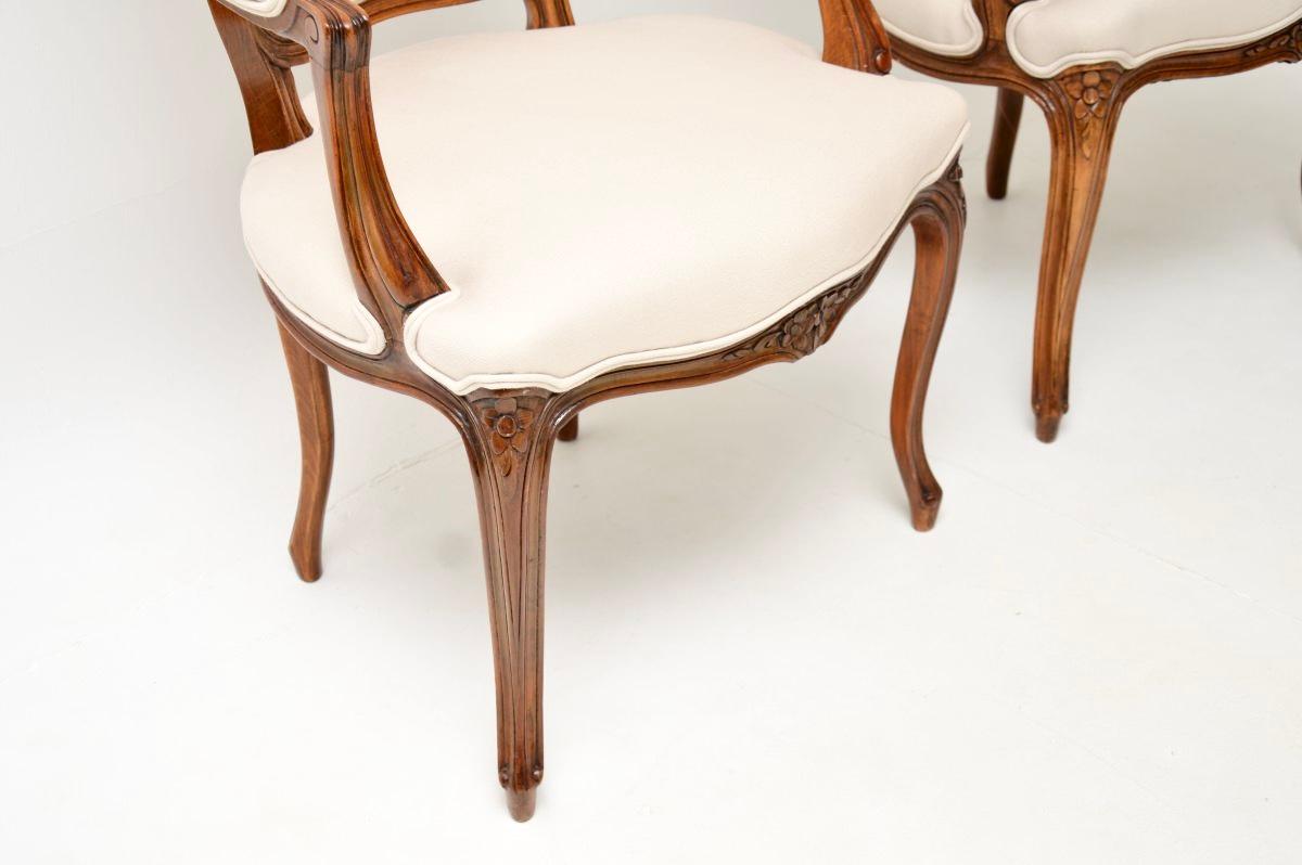 Paire de fauteuils de salon anciens en noyer français en vente 4