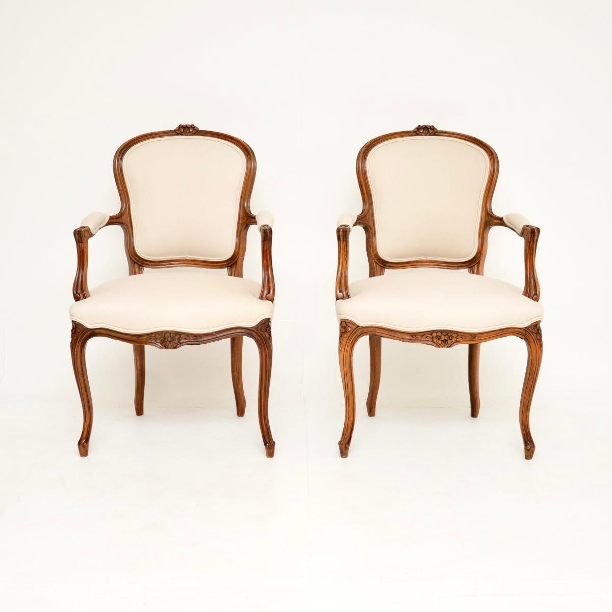 Une belle paire de fauteuils de salon anciens en noyer français, datant des années 1930.

La qualité est fantastique, les cadres sont élégants et robustes, avec des sculptures florales nettes. Ils ont de belles proportions et sont utiles dans de