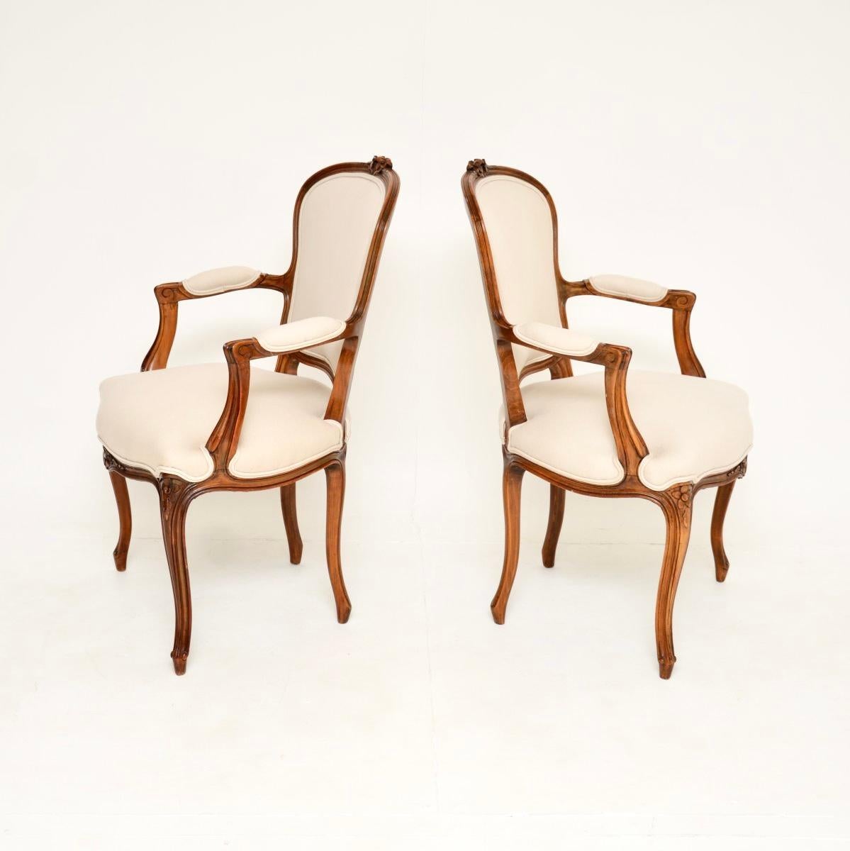 Louis XVI Paire de fauteuils de salon anciens en noyer français en vente