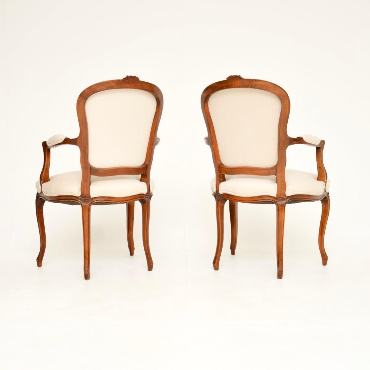 Français Paire de fauteuils de salon anciens en noyer français en vente