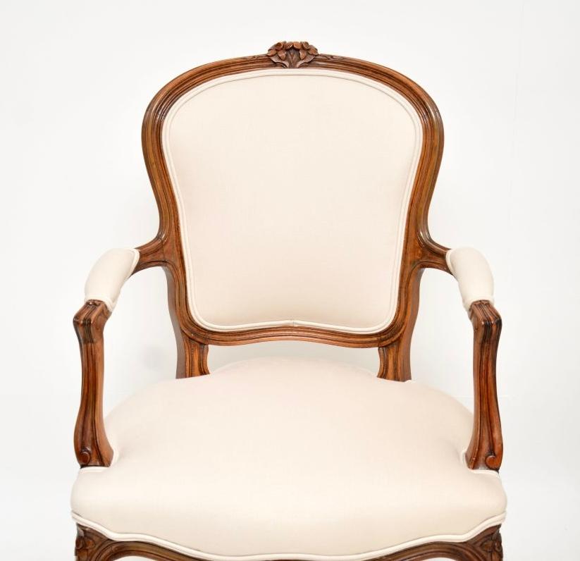 Paire de fauteuils de salon anciens en noyer français Bon état - En vente à London, GB