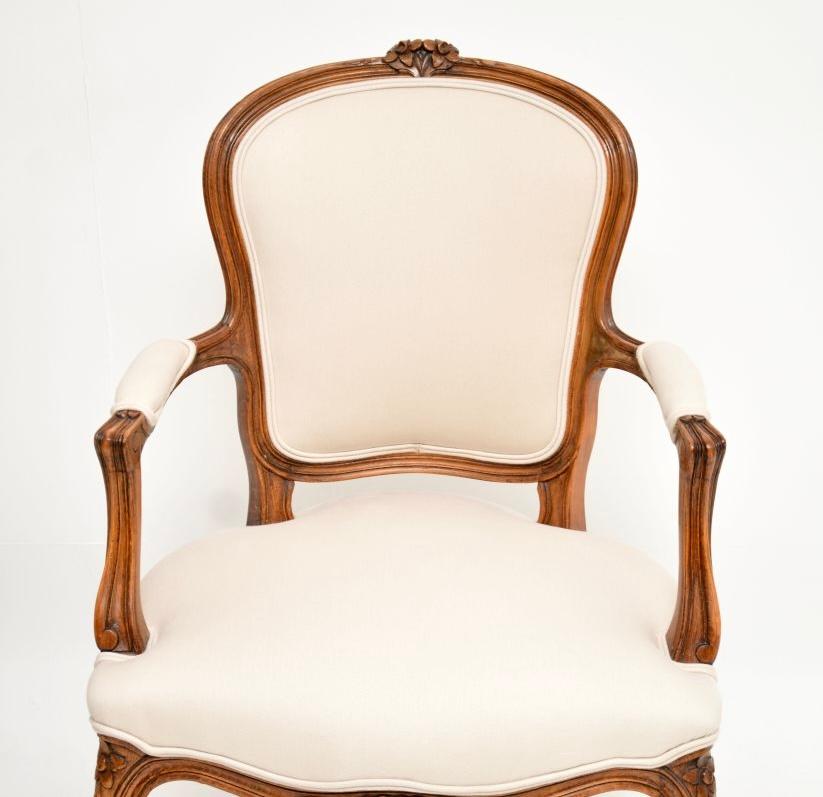 Milieu du XXe siècle Paire de fauteuils de salon anciens en noyer français en vente